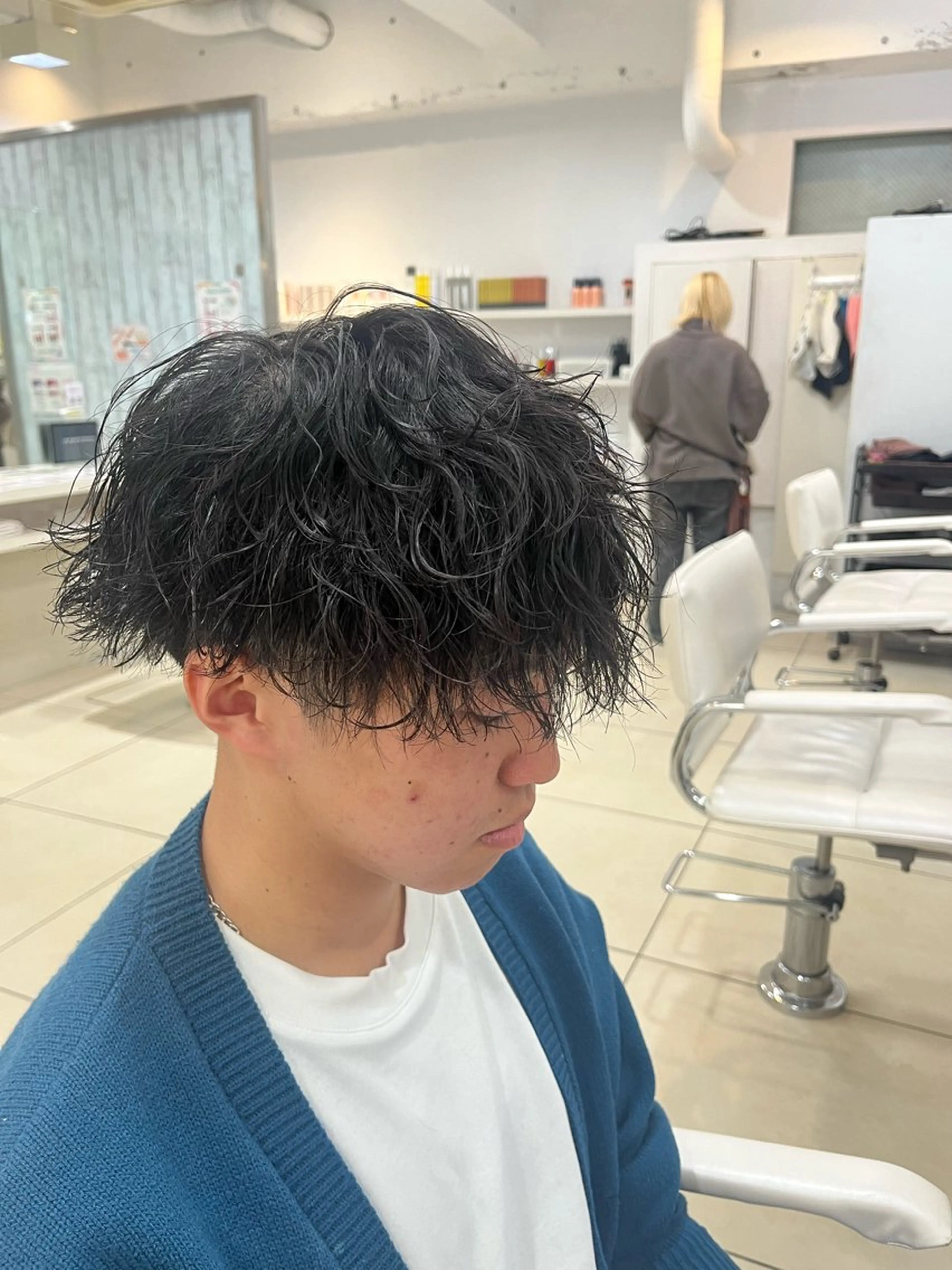 ショート パーマ メンズ マッシュ メンズパーマ 波巻きパーマ スパイラルパーマ カット パーマ 韓国風メンズ/毛流れ ヘアなら須田龍世のヘアスタイル