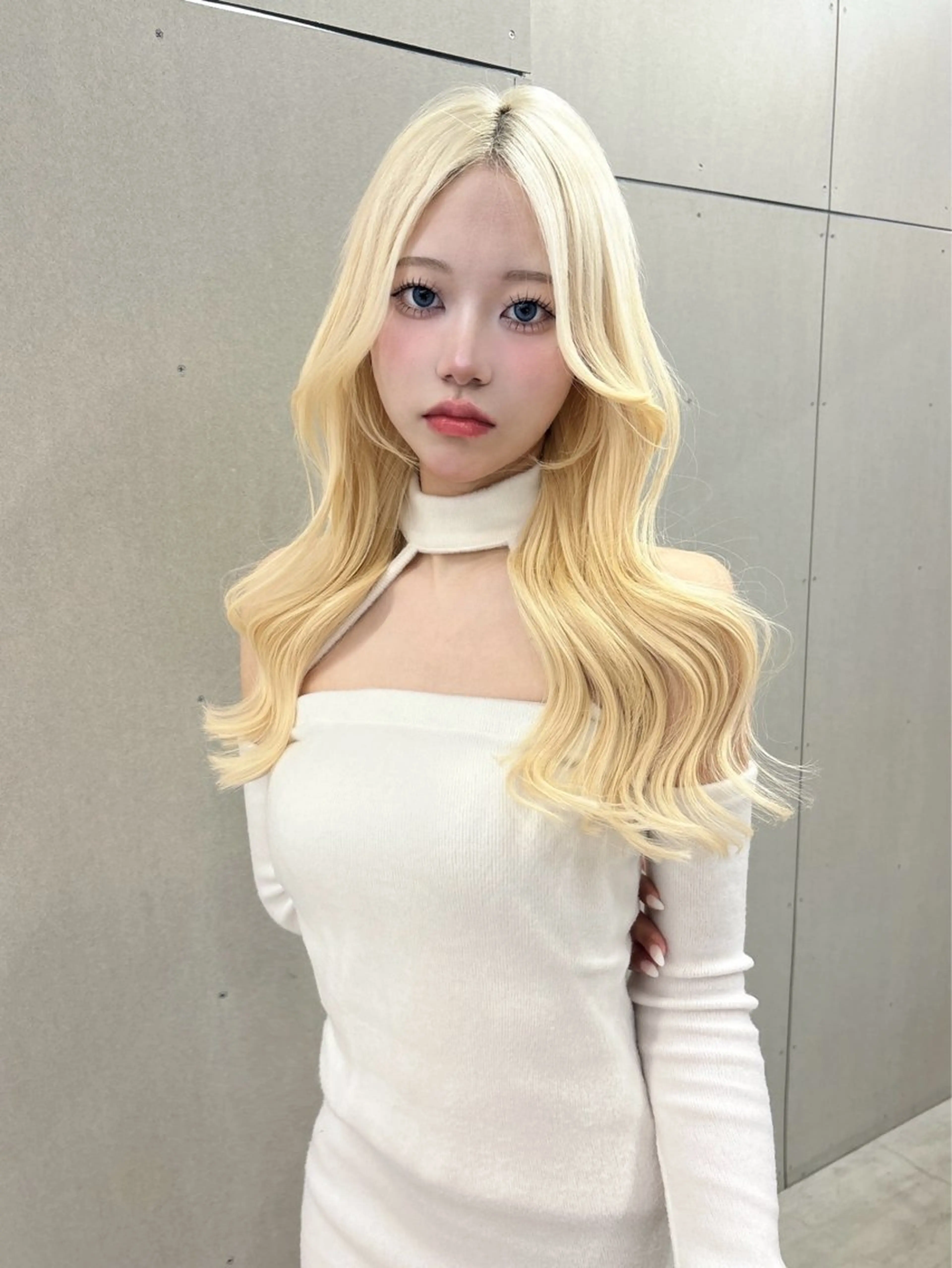 ロング karen/韓国ヘア / ブリーチ/透明感のヘアスタイル