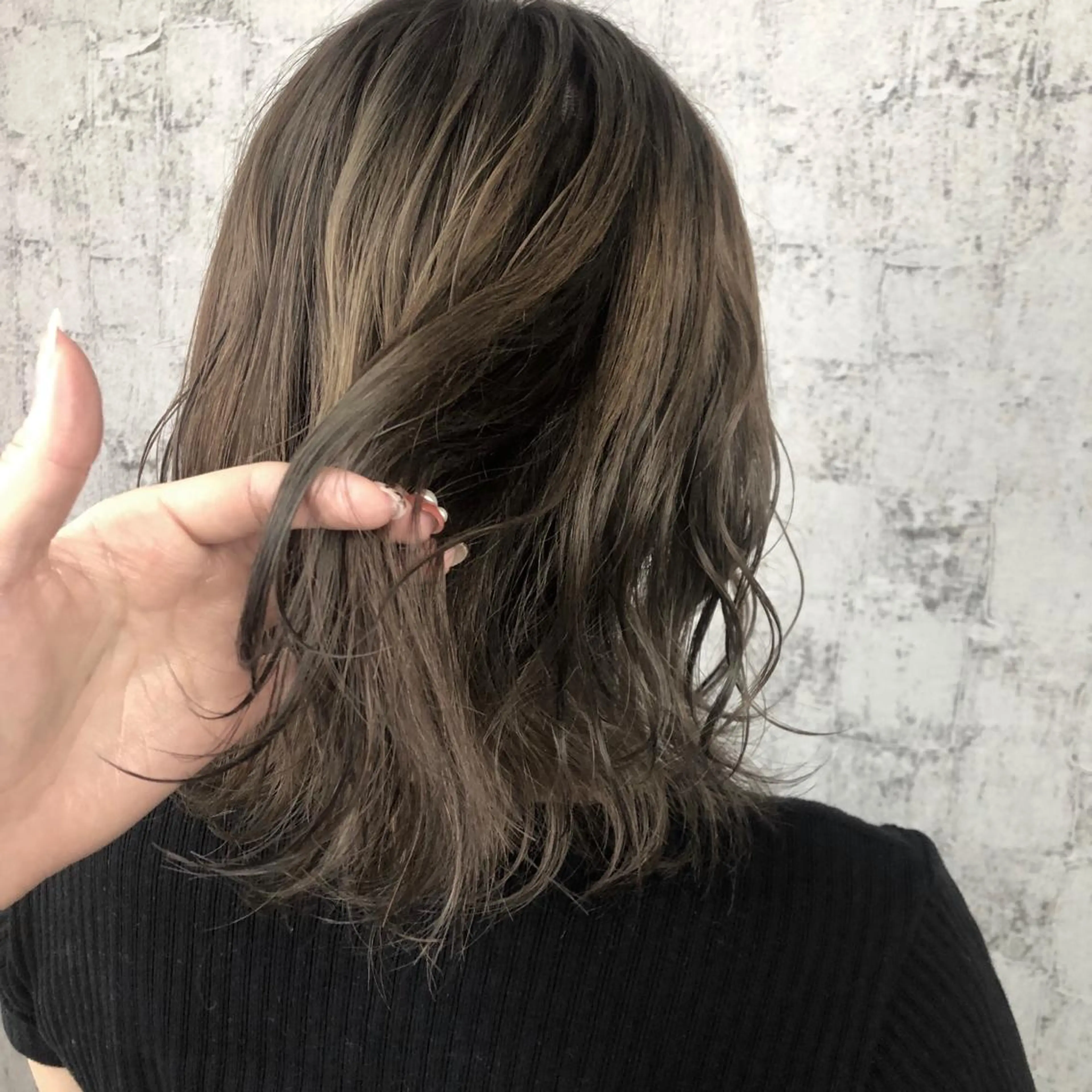 ミディアム カラー ハイライトカラー イルミナカラー スターダスト ハイライト ベージュ/インナー カラー🤍Rieのヘアスタイル