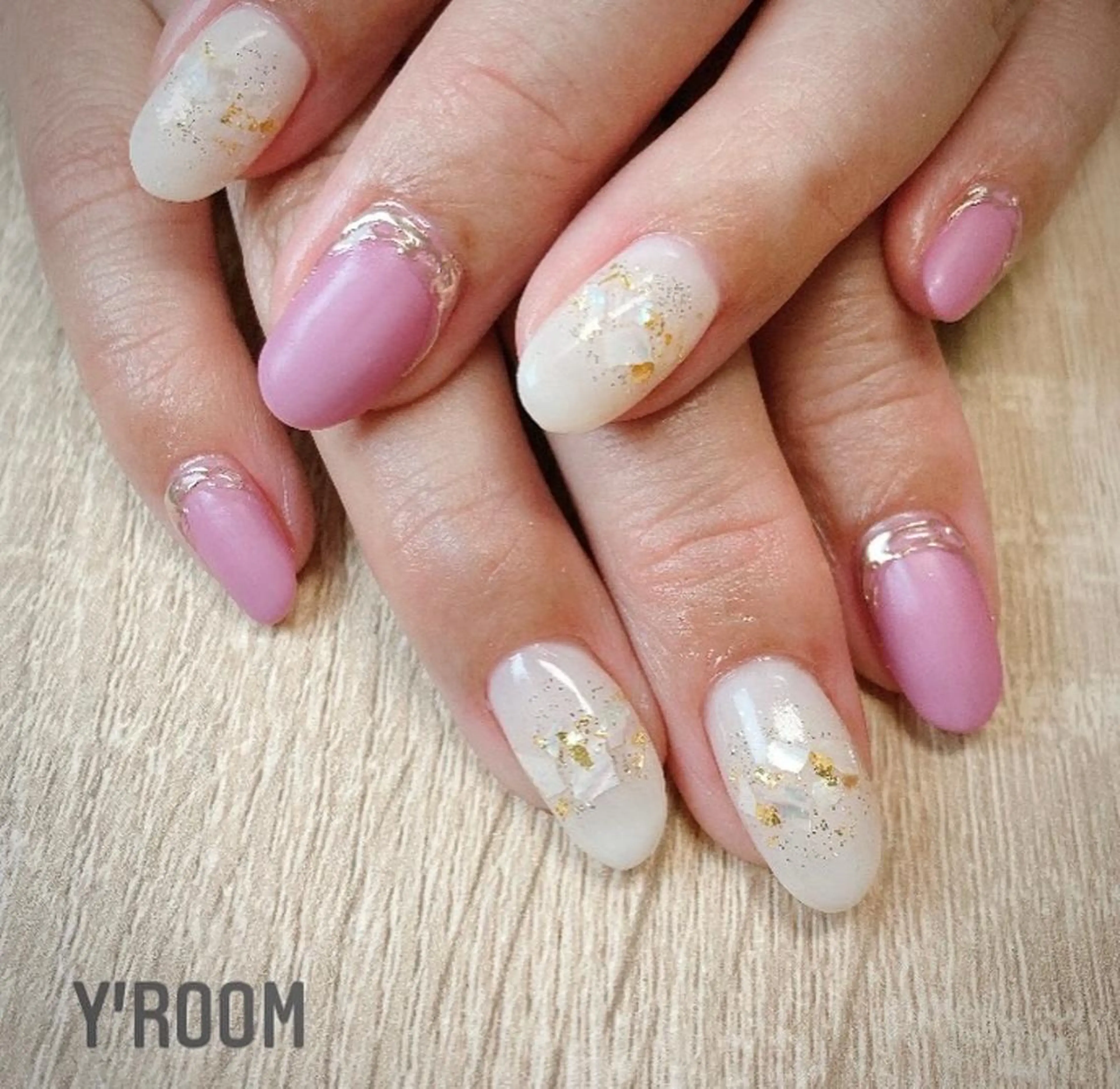 ネイル オーロラネイル フラッシュネイル フットネイル ジェルネイル 氷ネイル・うるうるネイル ハンドネイル YUKA （ネイリスト）のネイルデザイン