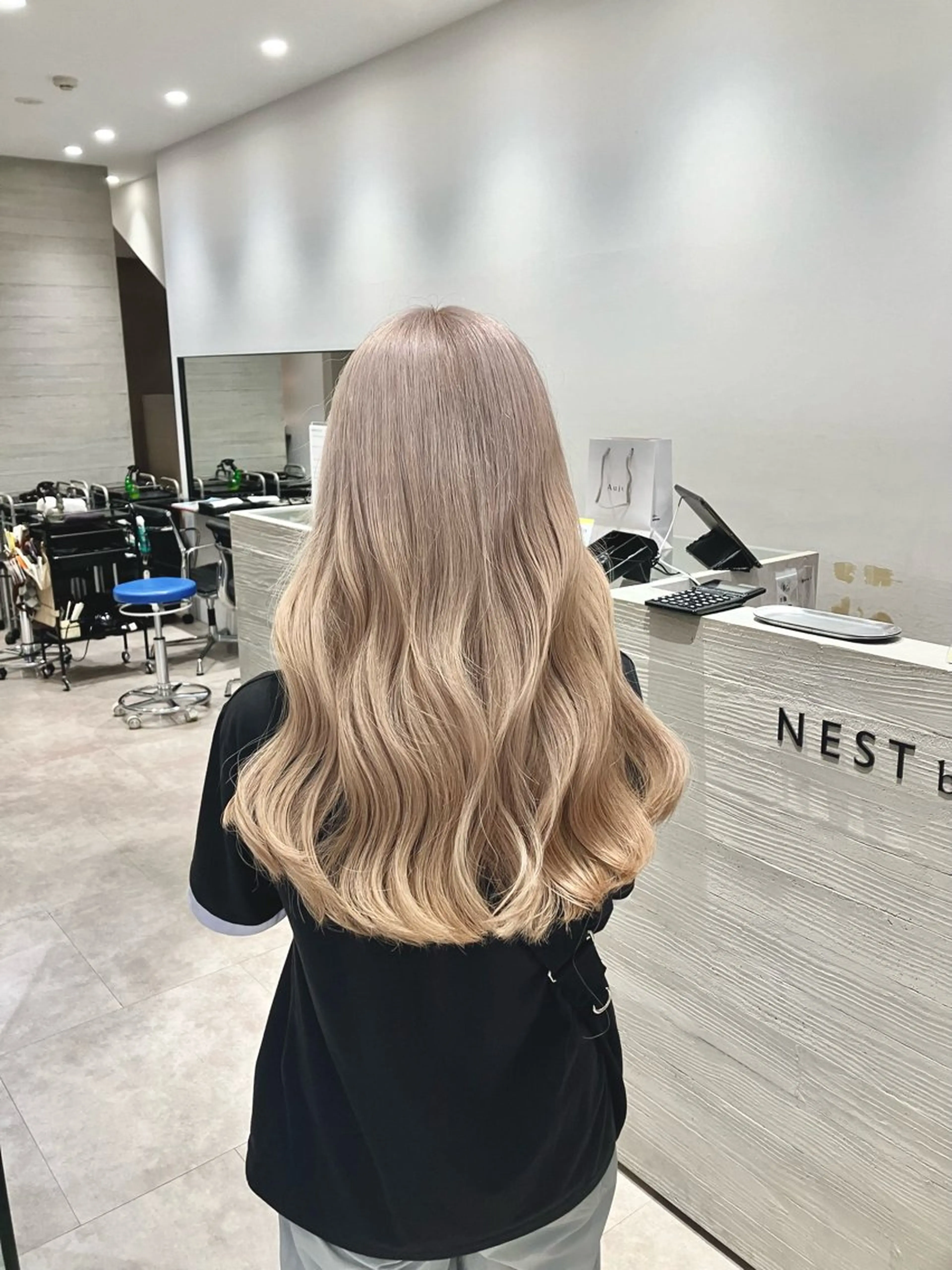 ロング カラー ブリーチ サキ🤍ハイトーン 🩰くびれ巻きヘアのヘアスタイル