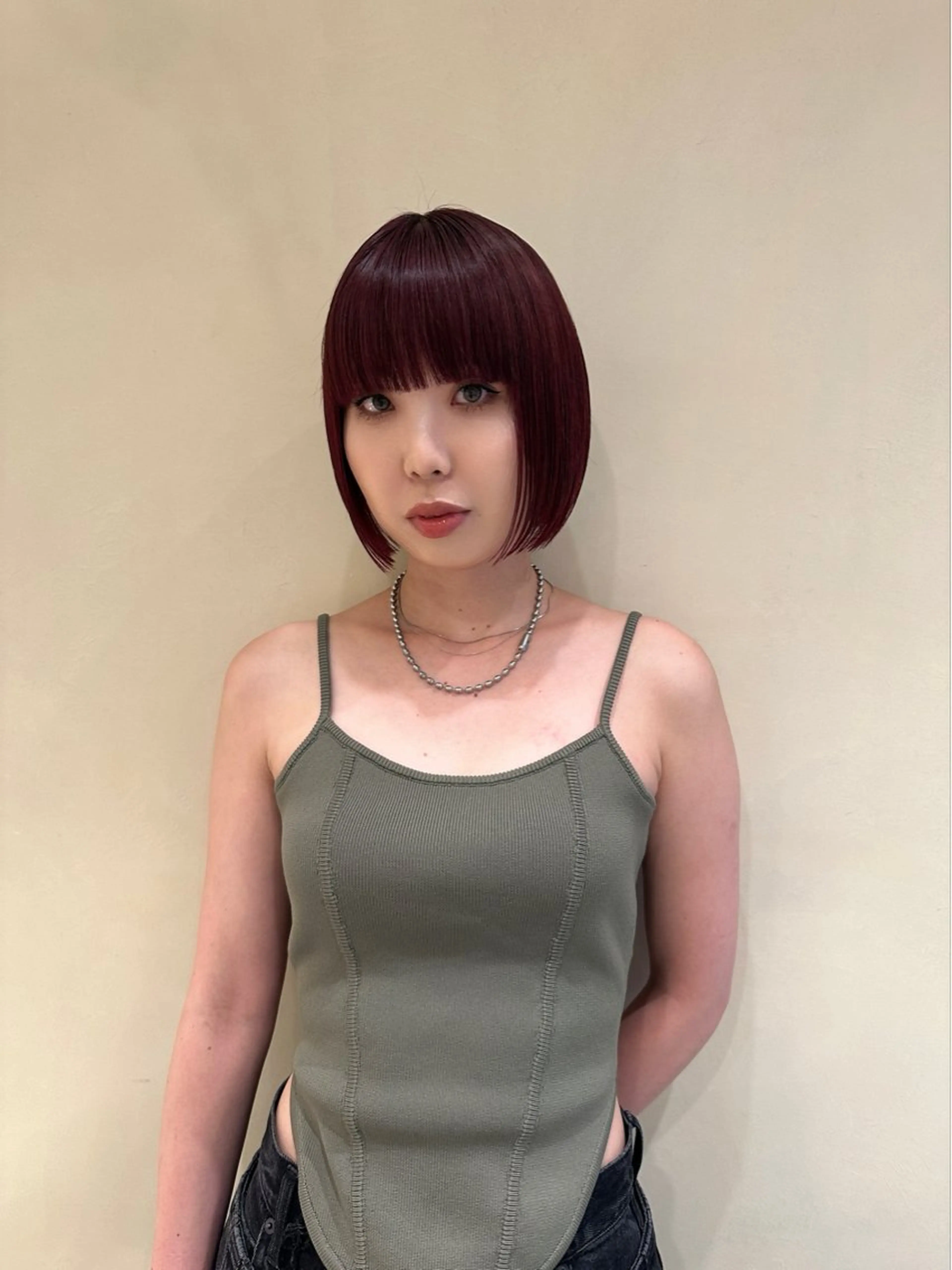 ショート カラー ボルドーカラー ボブ SALOWIN 梅田茶屋町店所属・梅田/ベージュカラー /ブリーチカラーのヘアスタイル