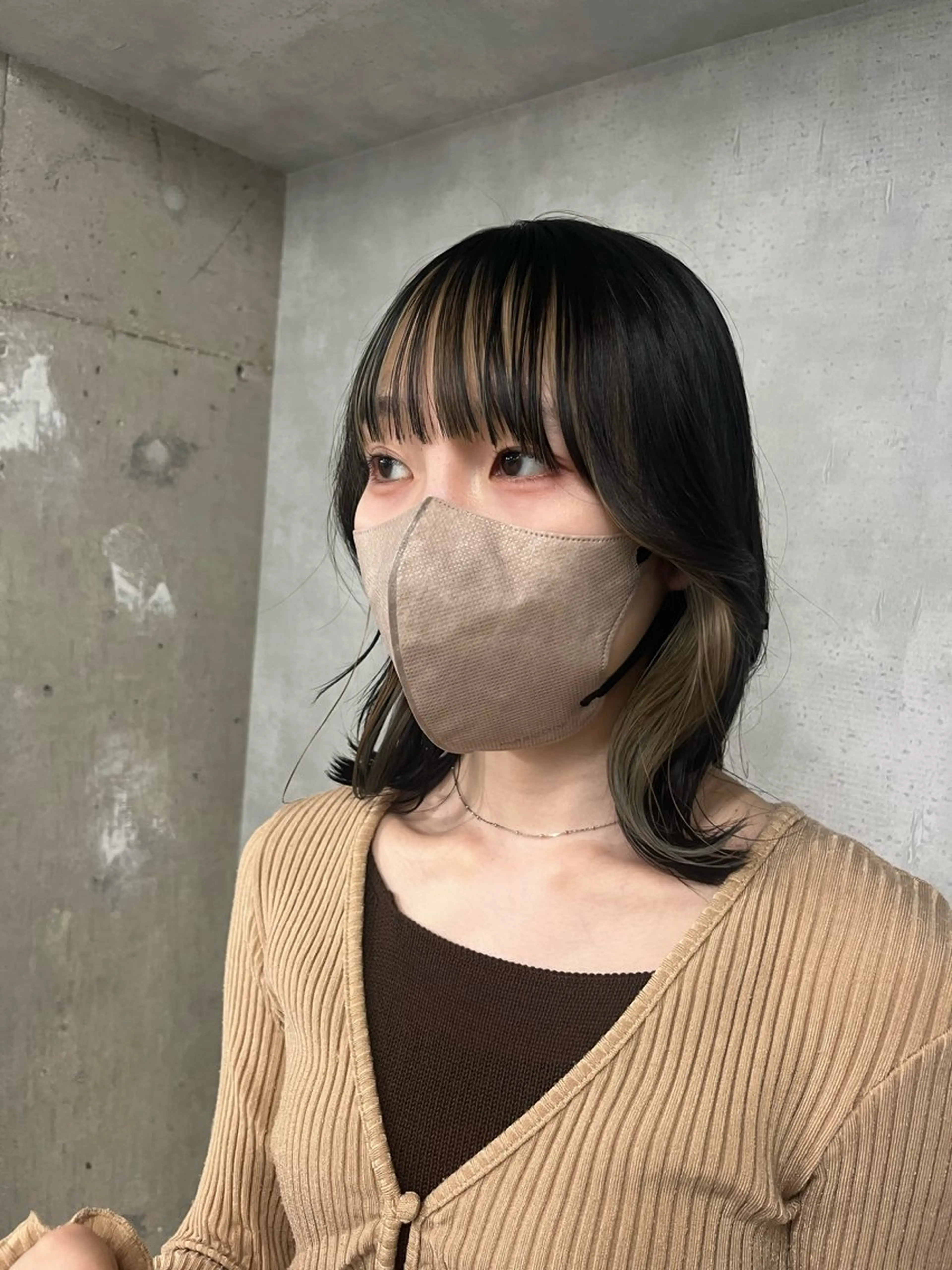 ミディアム カラー ベージュカラー 黒髪 ブリーチ ブルーカラー ブルーブラック カット ヘアカラー anon Loemのヘアスタイル