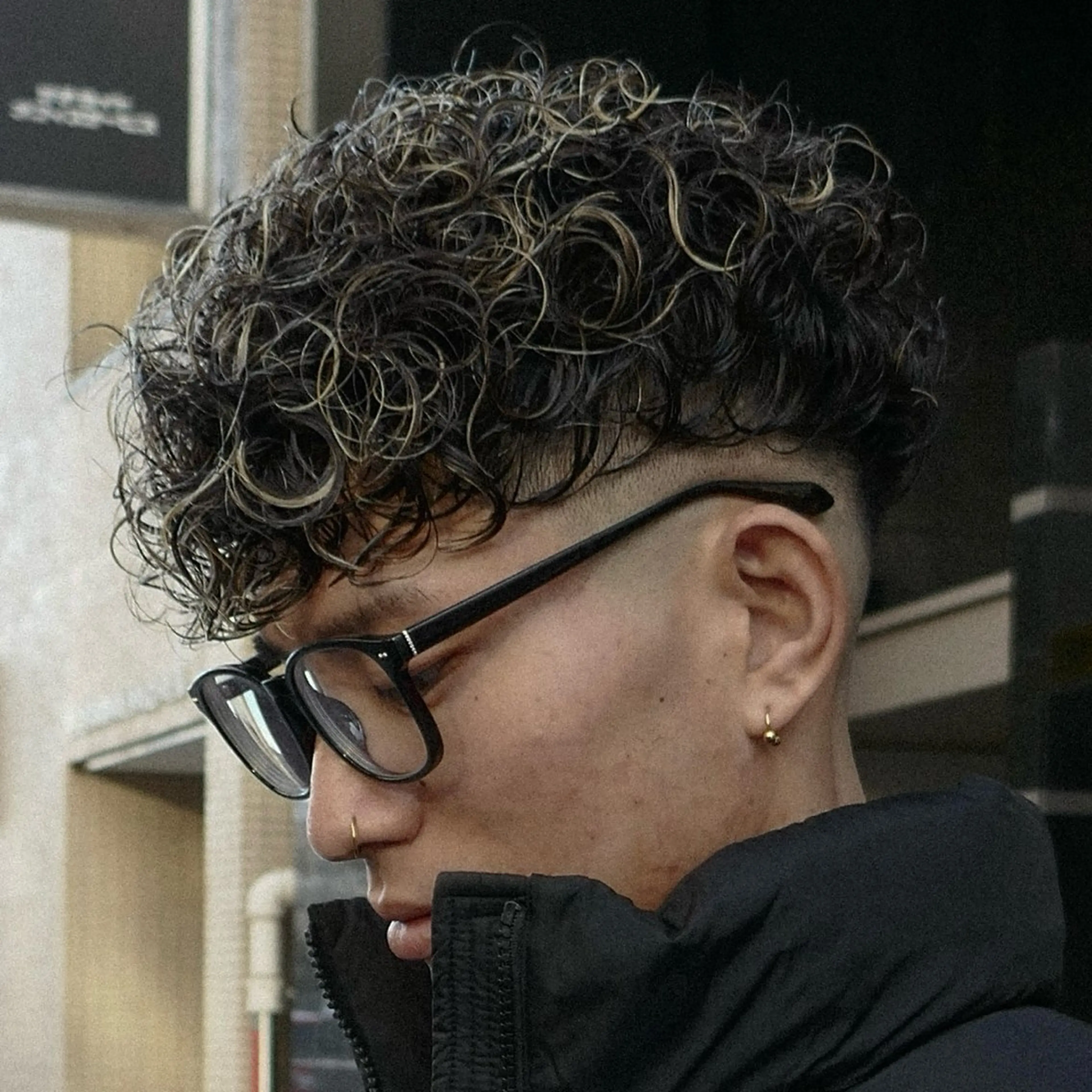 ショート パーマ メンズ オールバック フェードカット メンズパーマ スキンフェード スペインカール カット ヘアカラー 立川/メンズパーマ 厚進太郎のヘアスタイル