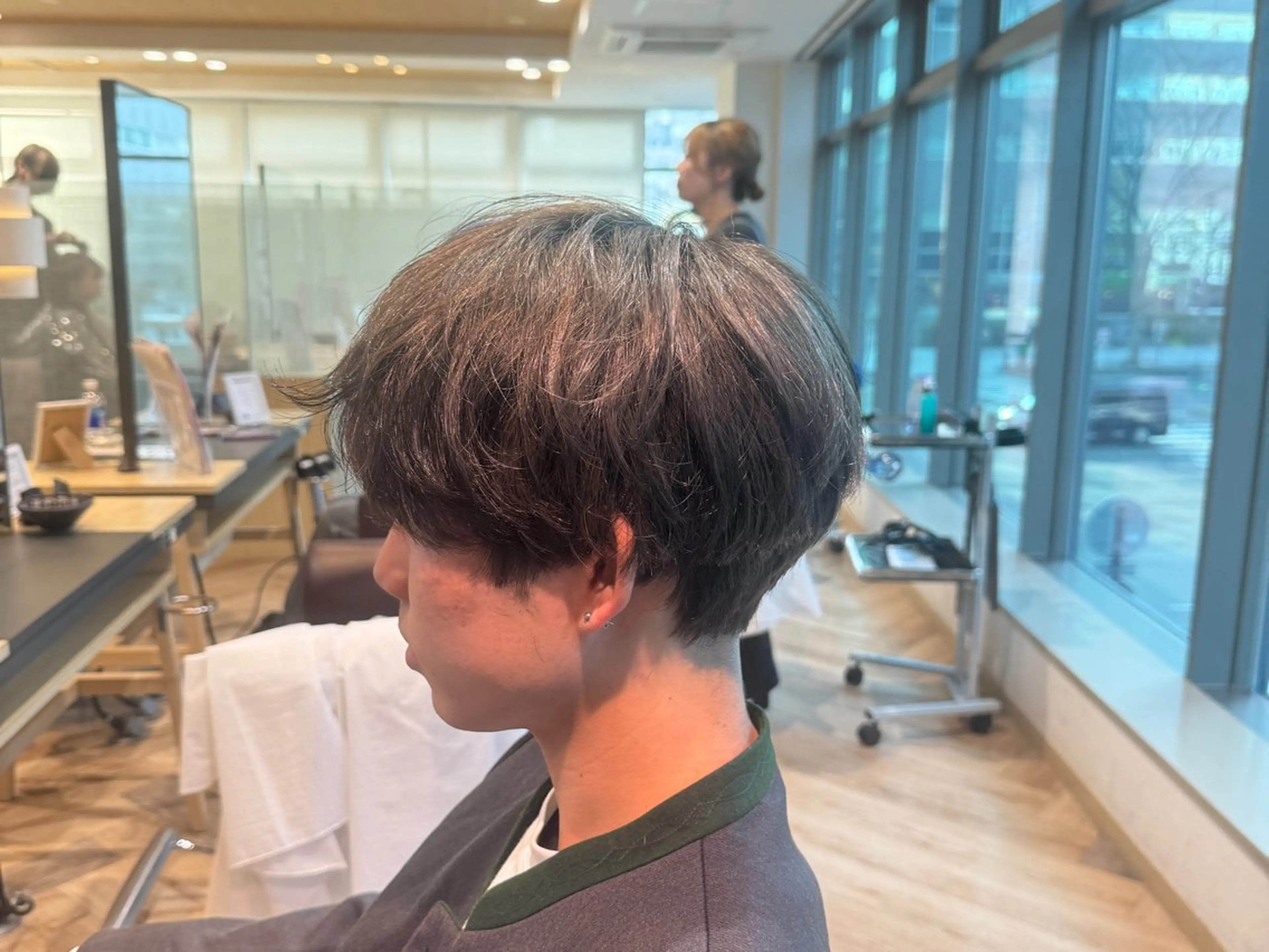 ショート カラー メンズ グレージュ ミルクティーグレージュ メンズ特化/ センターパート/八谷のヘアスタイル