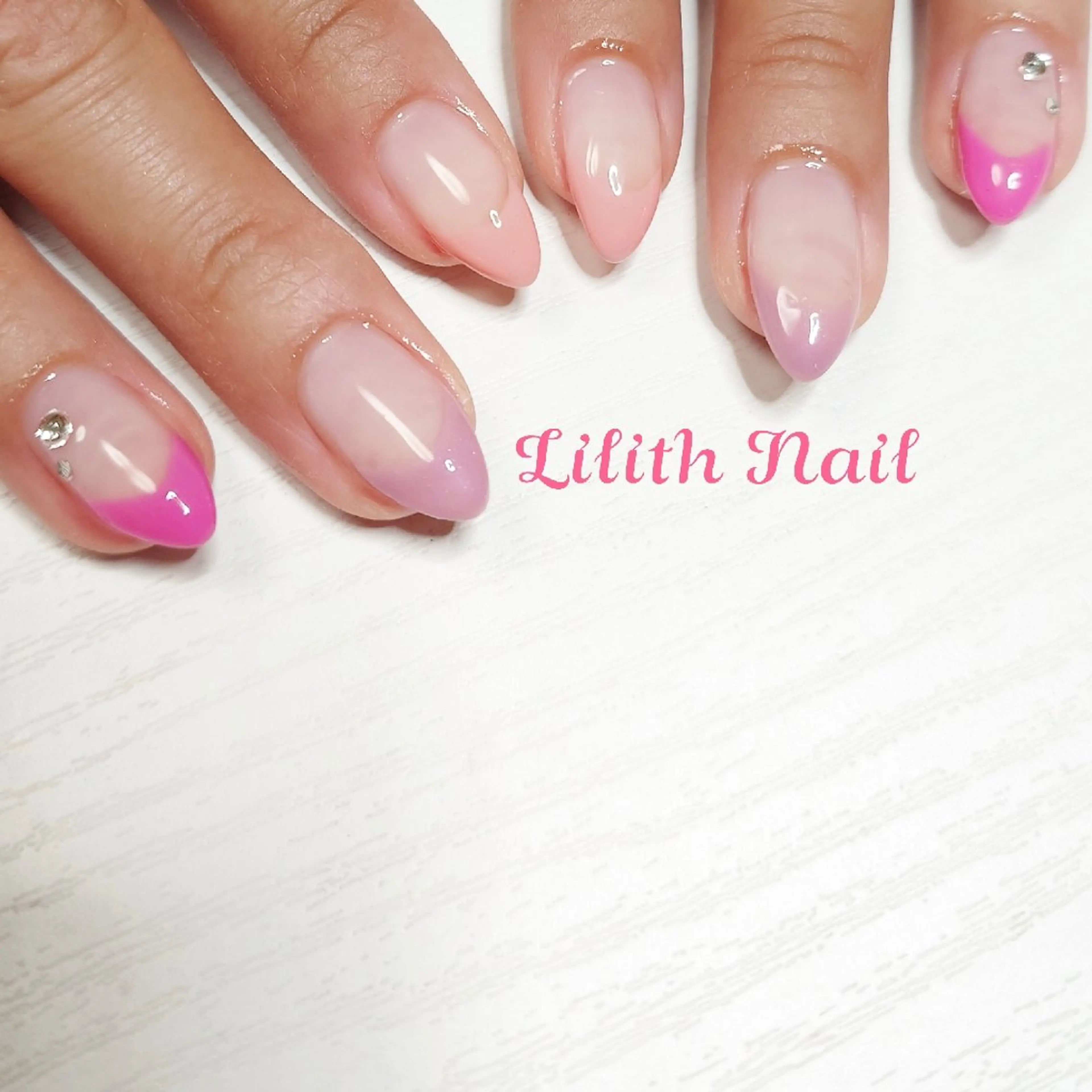 ネイル ストーンネイル ハンドネイル Lilith Nailのネイルデザイン