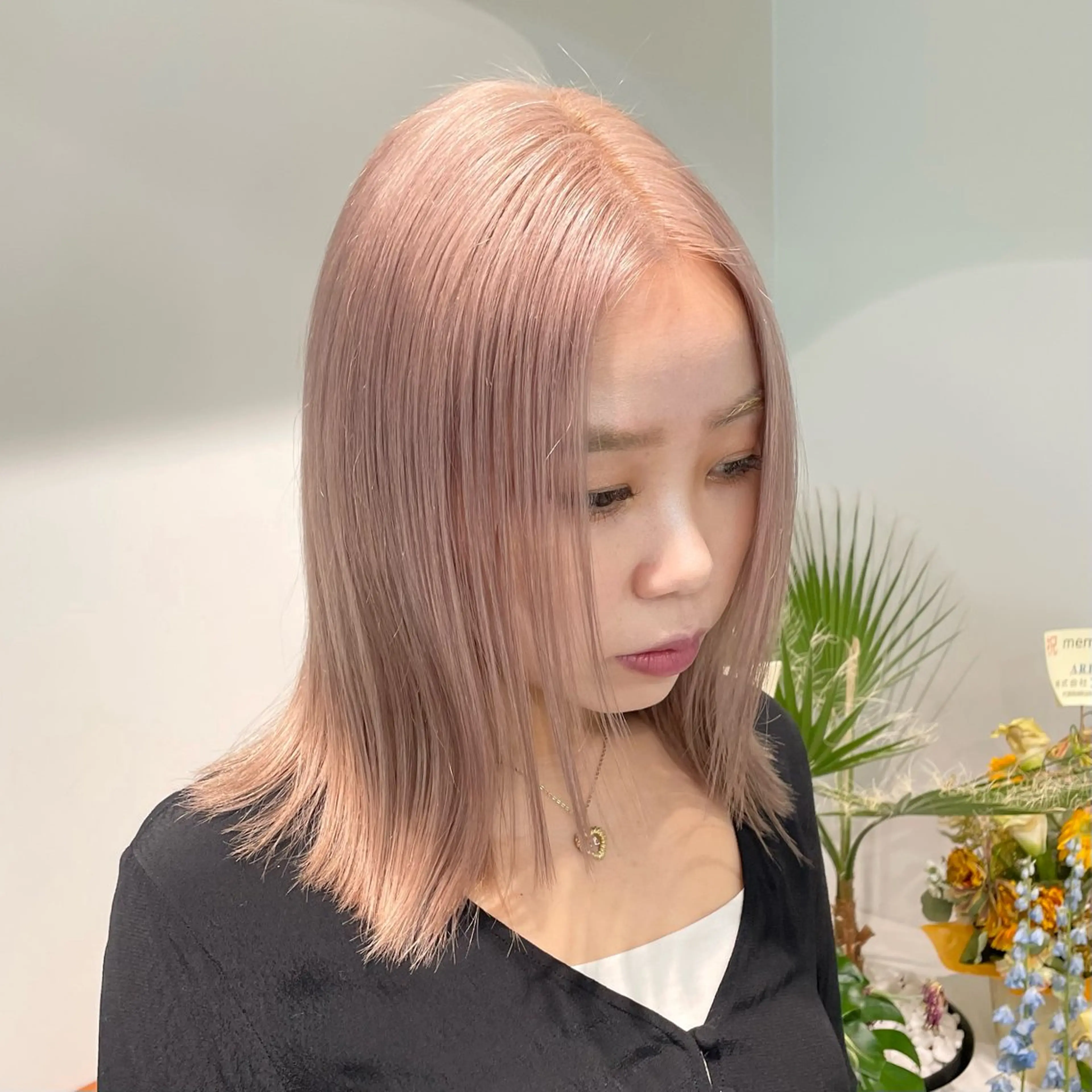 セミロング カラー ベージュカラー ミルクティーベージュ ピンクカラー ピンクベージュ ホワイトベージュ ヘアカラー トリートメント ヘアセット ブロンド・ハイトーン ／遠藤将太のヘアスタイル