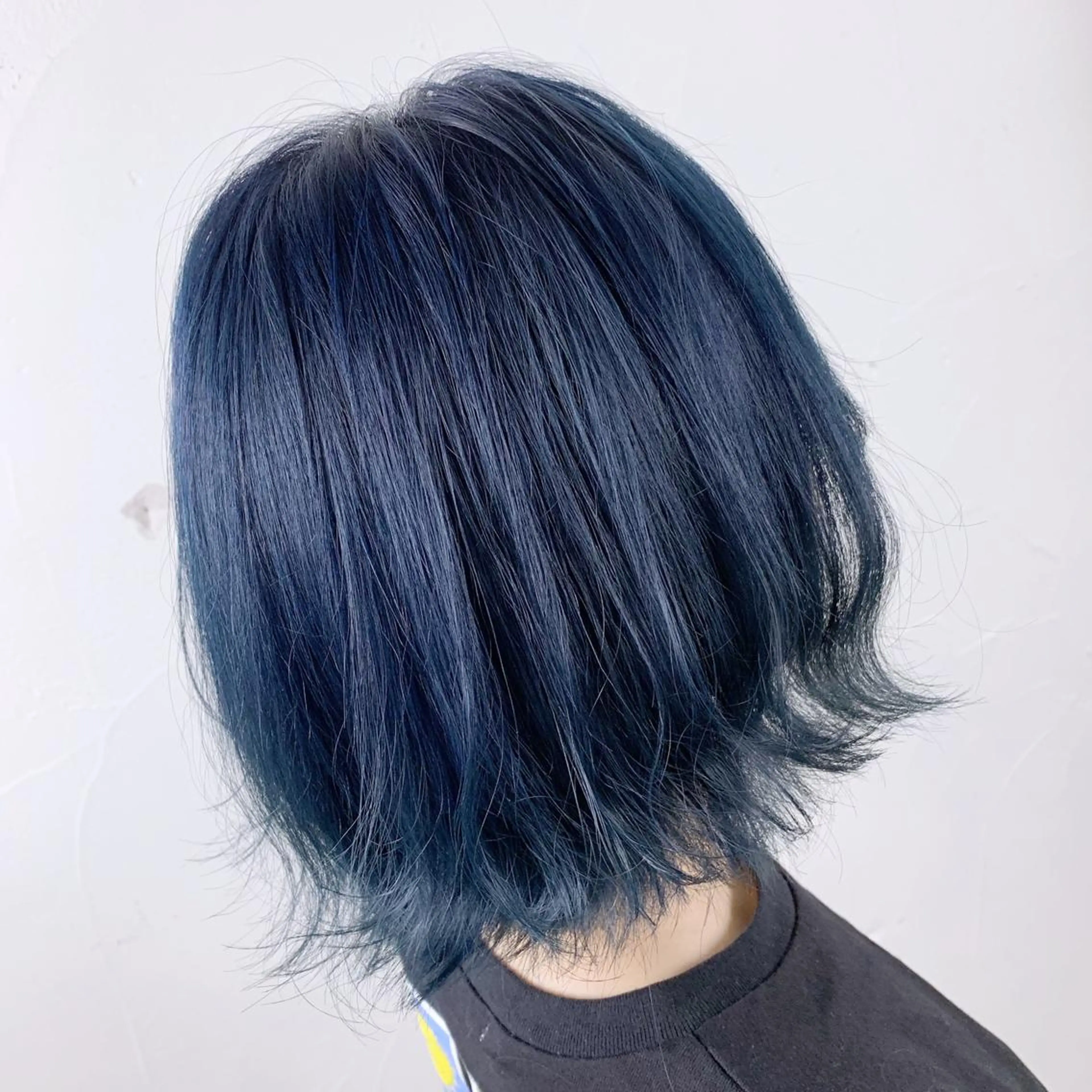 ショート カラー ブリーチ ネイビーカラー ブリーチなしカラー デザインカラー🎉 sumi（スミ）のヘアスタイル