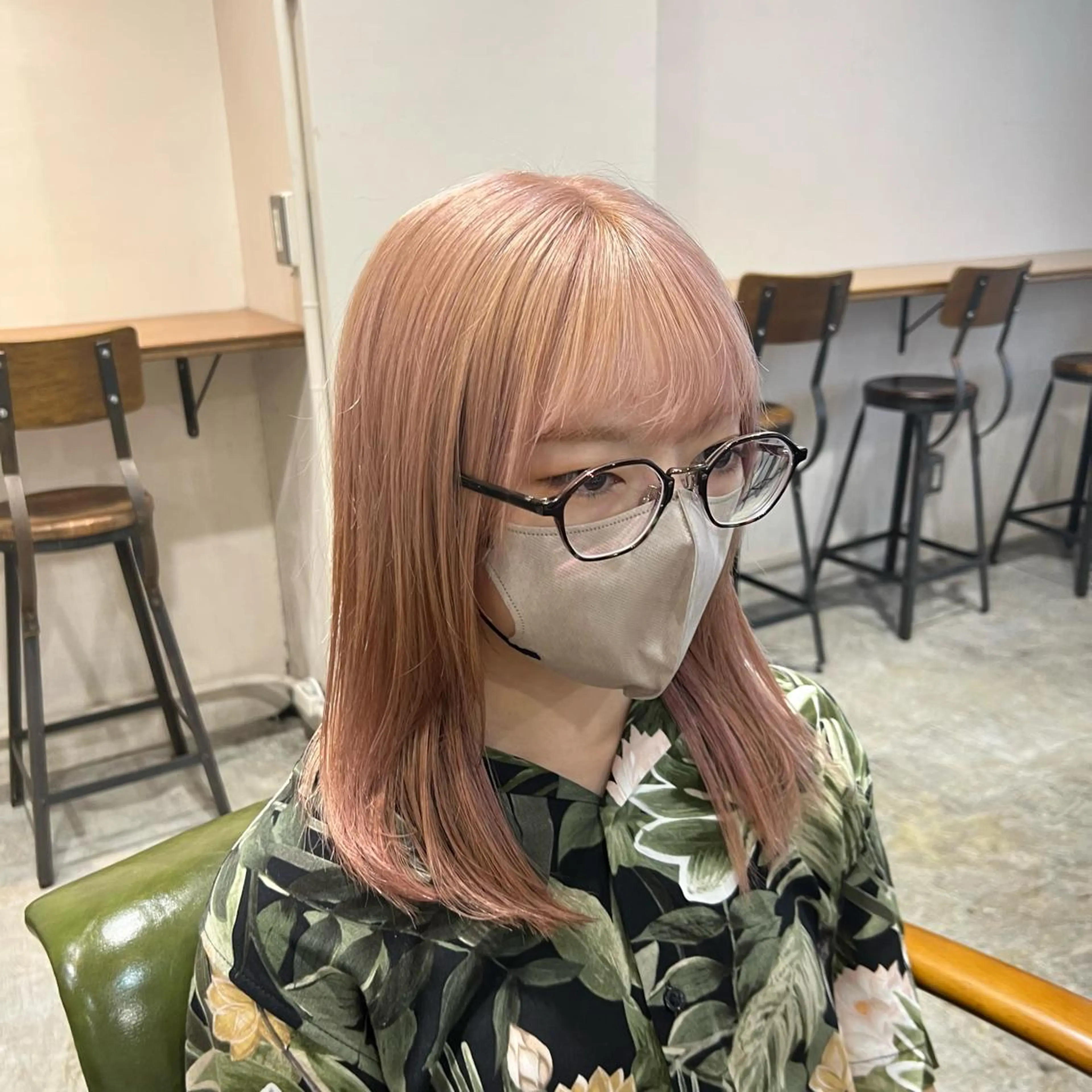 ミディアム カラー ベージュカラー デザインカラー ハイトーンカラー ピンクカラー ピンクベージュ オカベ ショウマのヘアスタイル