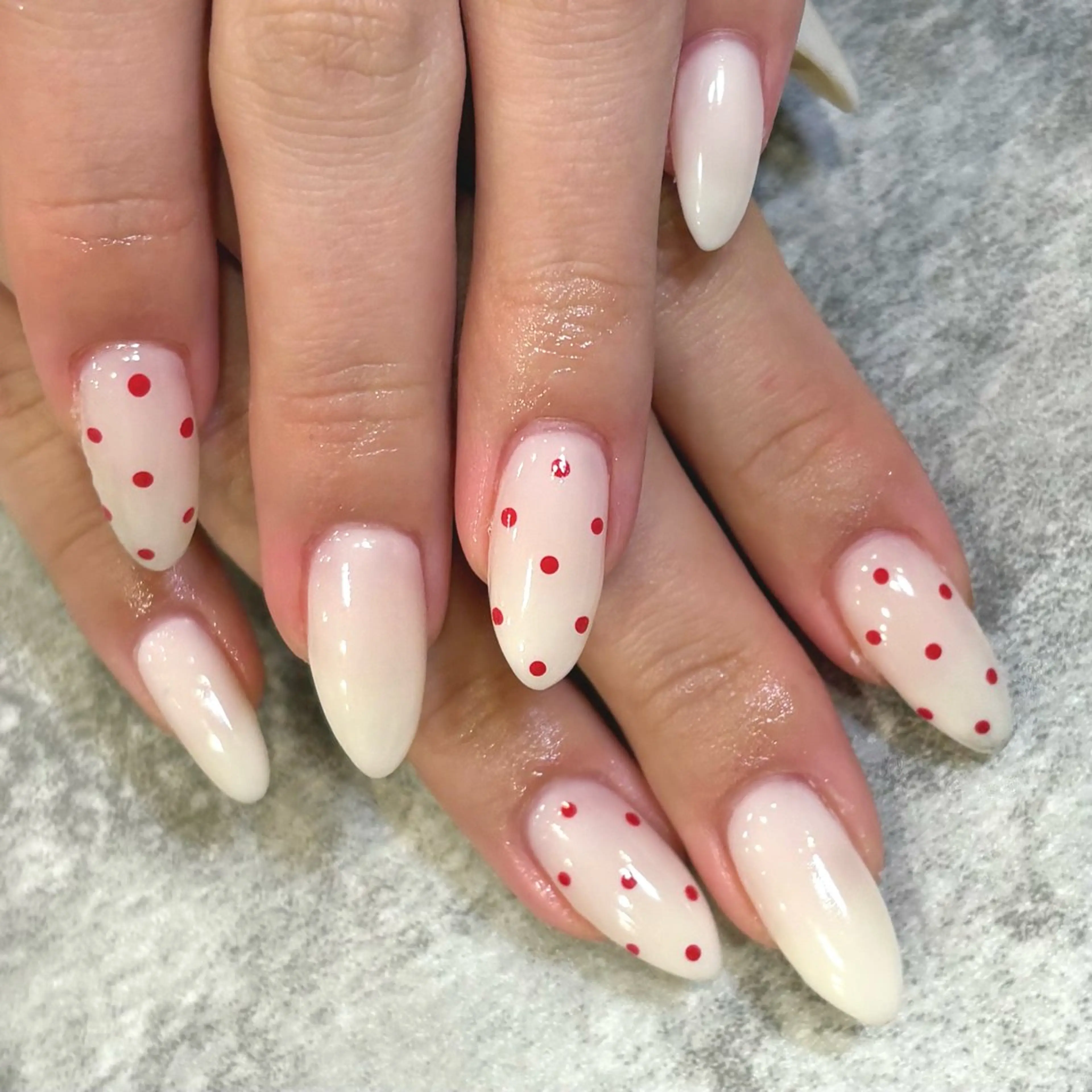ネイル ドット 赤色 ハンドネイル Platluce. AINAのネイルデザイン