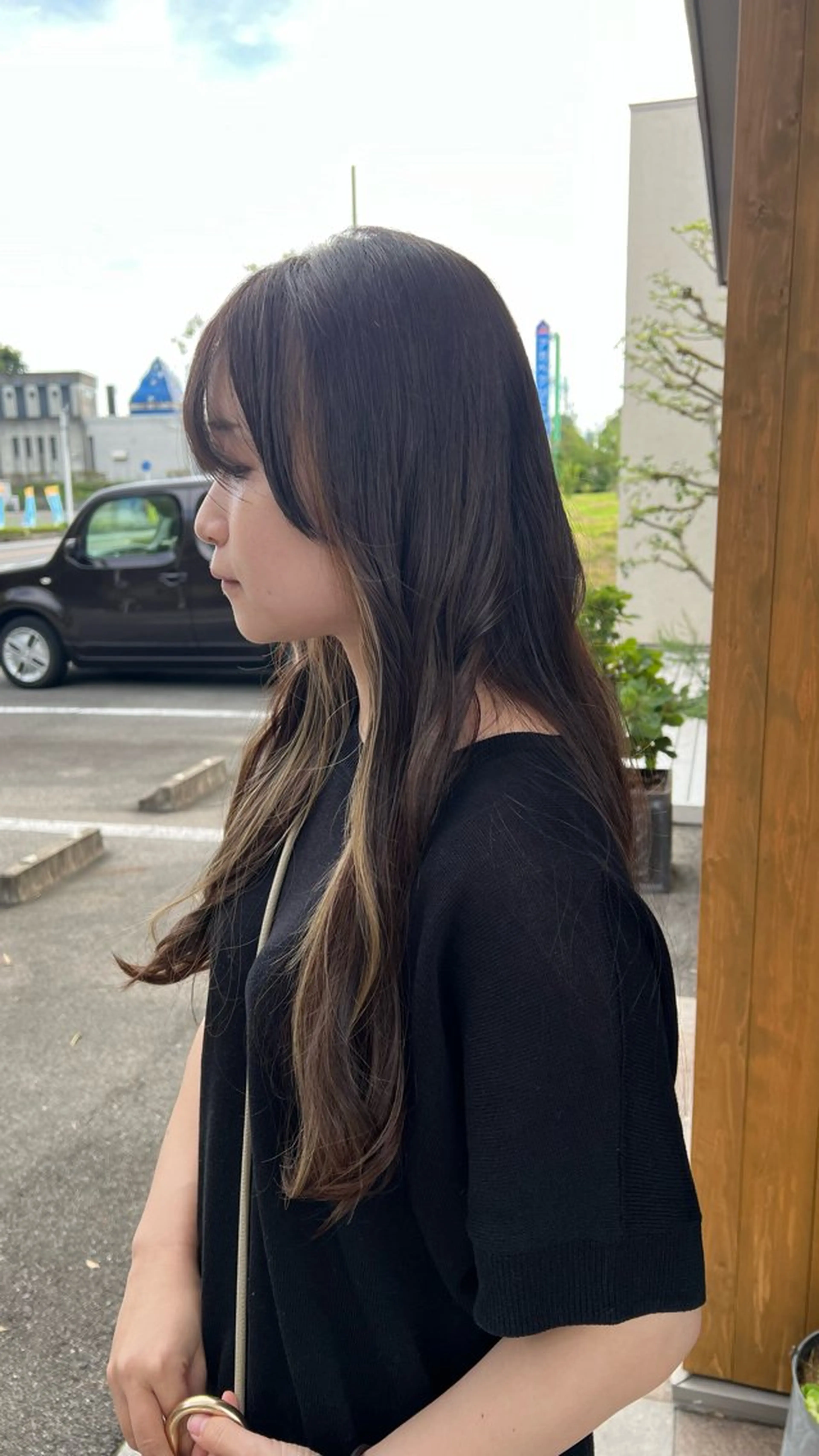 ロング カラー イヤリングカラー グレージュ カット ヘアカラー amiehairroom所属・むらたナチュラルパー マ🌀透明感カラーのヘアスタイル