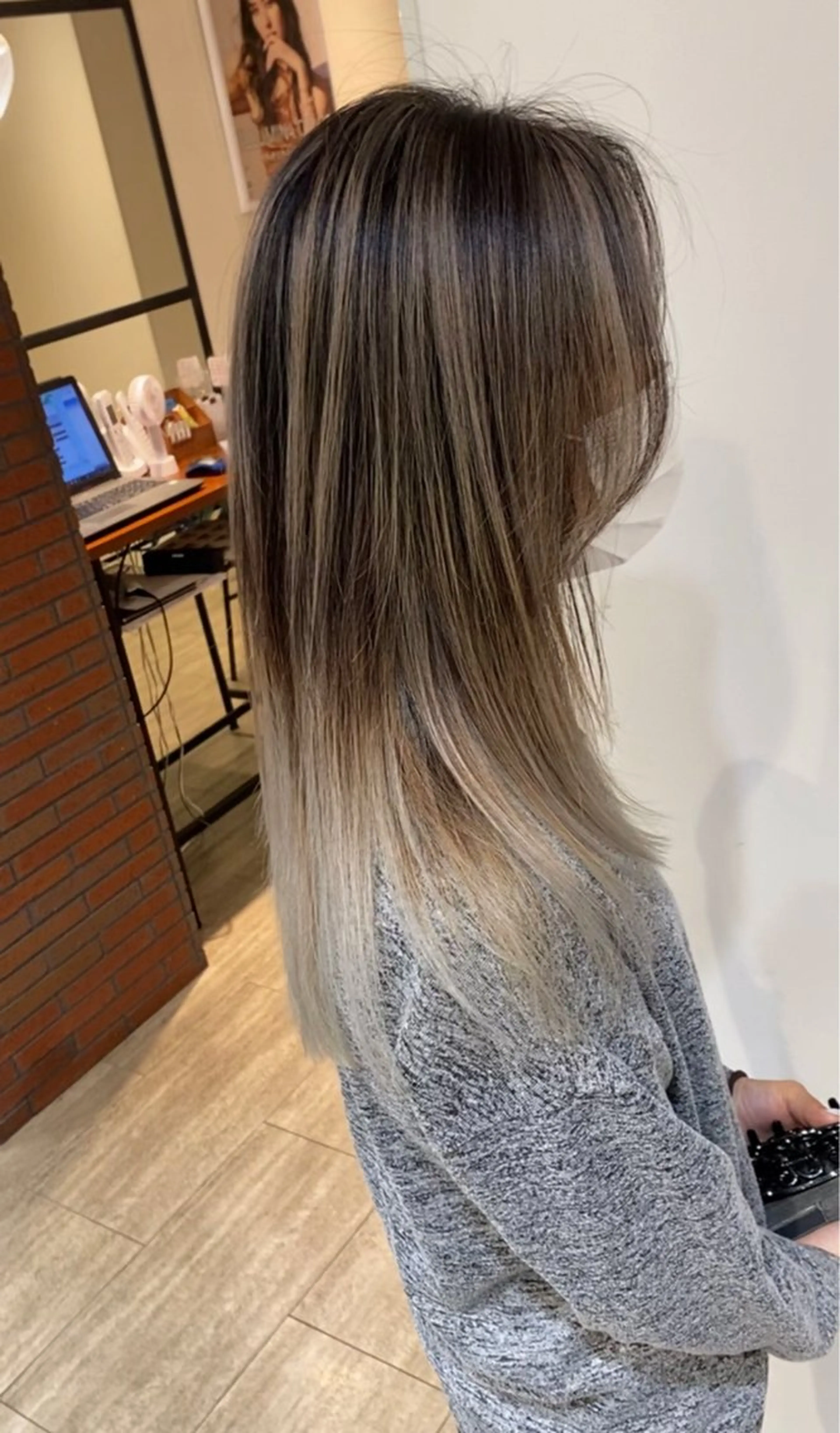 セミロング カラー アッシュ バレイヤージュ ベージュカラー ブリーチ ケアブリーチ AMI Hair  supply所属・髪質改善カラー 韓国風レイヤーのヘアスタイル