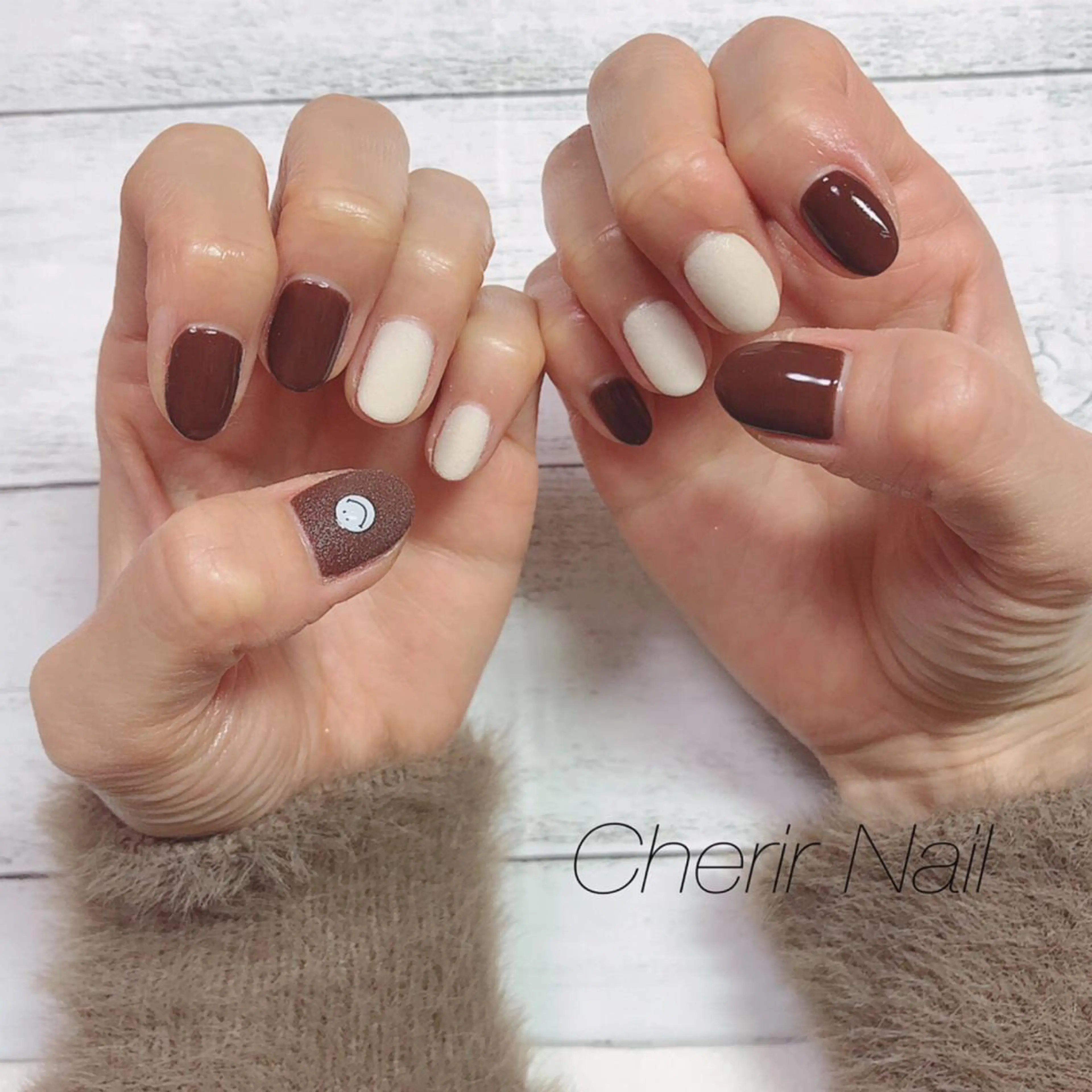 ネイル ブラウン ワンカラーネイル ショートネイル シンプルネイル ホワイト Cherirnail kaoriのネイルデザイン
