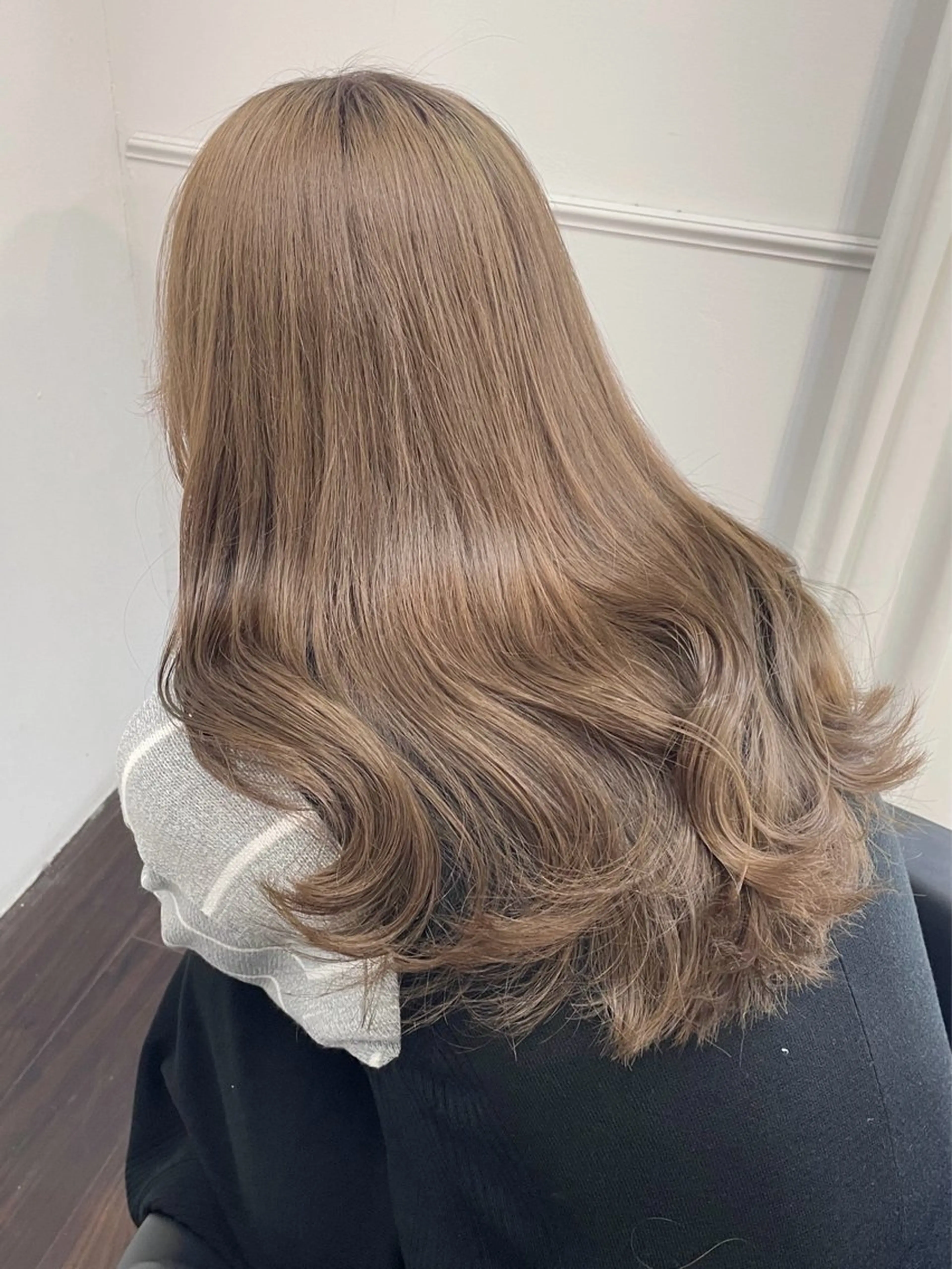 セミロング カラー ヘアアレンジ ベージュカラー ブリーチ ダブルカラー グレージュ ミルクティーベージュ maoブリーチ無し 似合わせカラーのヘアスタイル