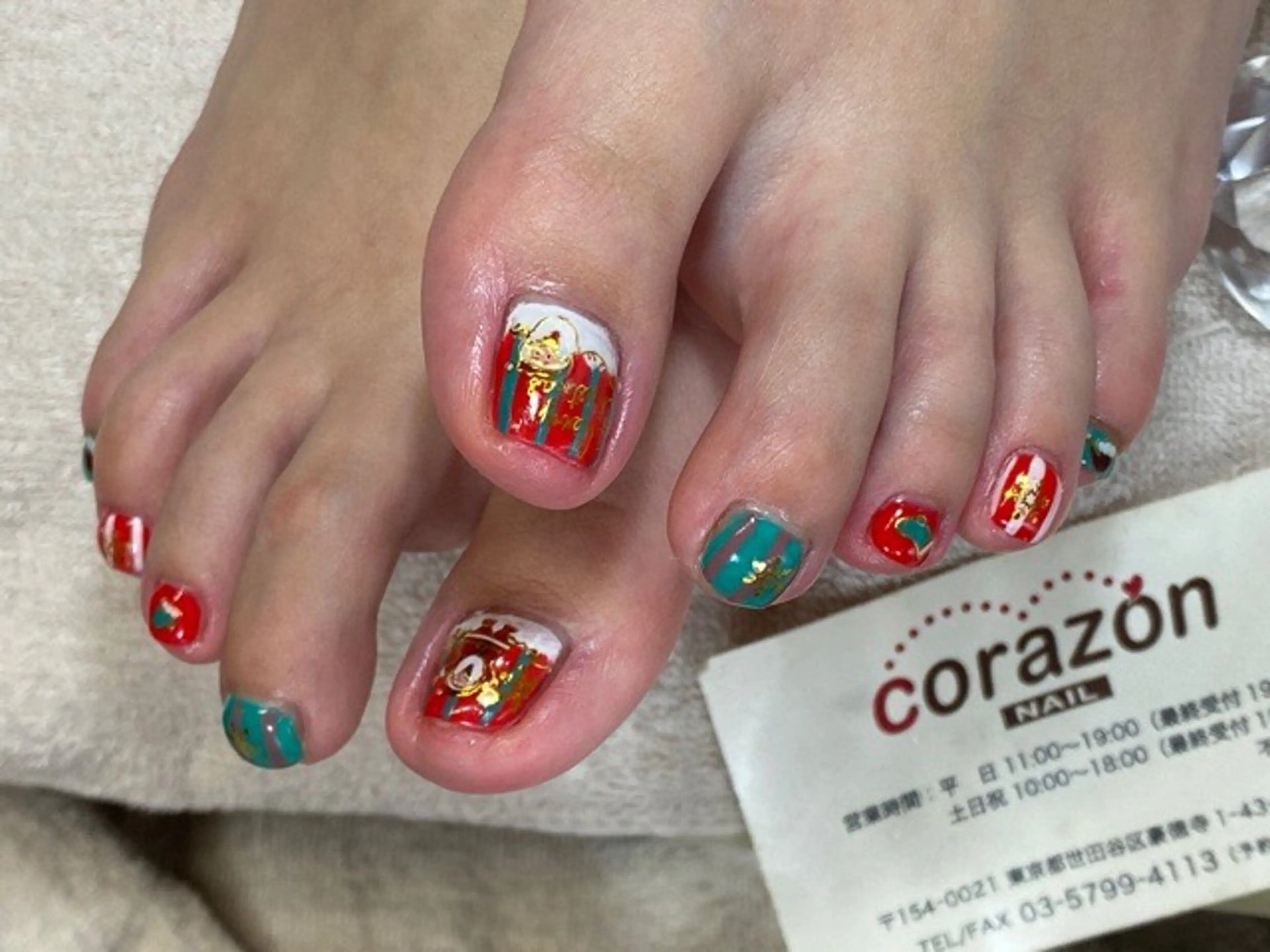 ネイル アートネイル フットネイル グリーン 赤色 冬ネイル corazon所属・ネイリスト aicoのネイルデザイン