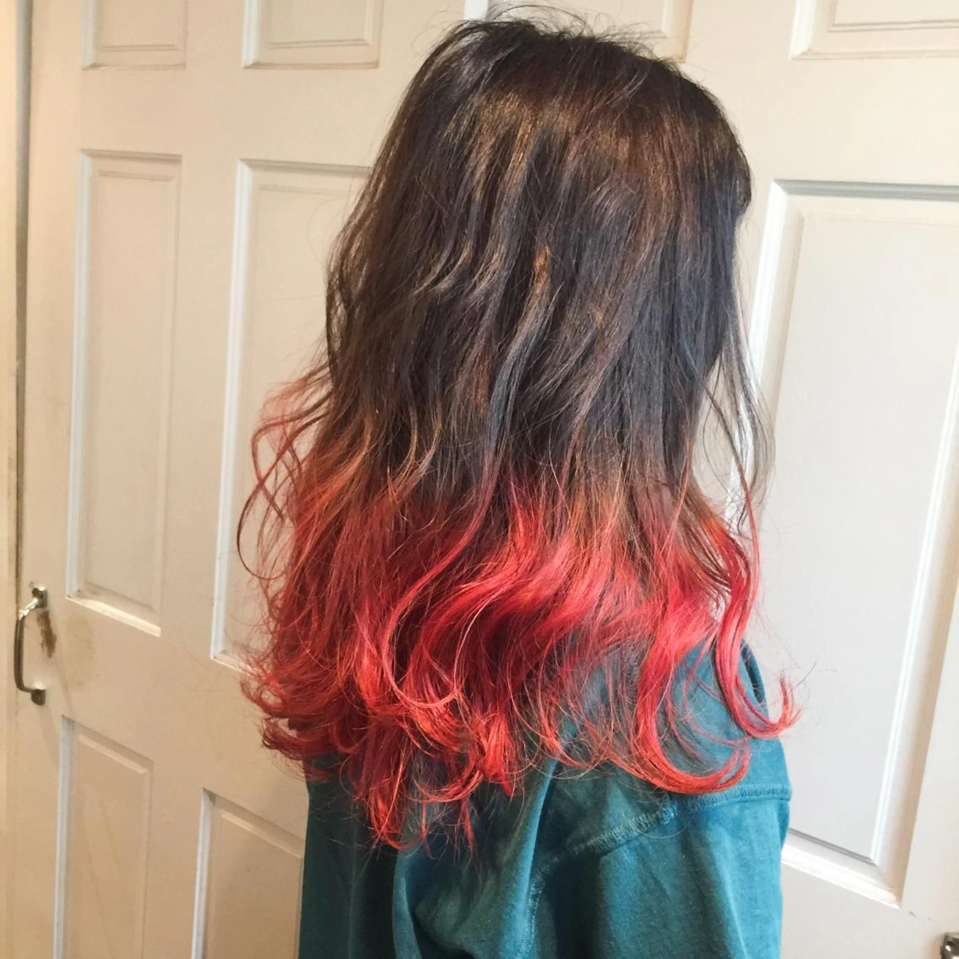 ロング カラー ネイル ブリーチ グラデーションカラー レッドカラー グラデーション 赤色 ヘアカラー ホワイト&レイヤーカ ットエクステ長畠俊輔のヘアスタイル