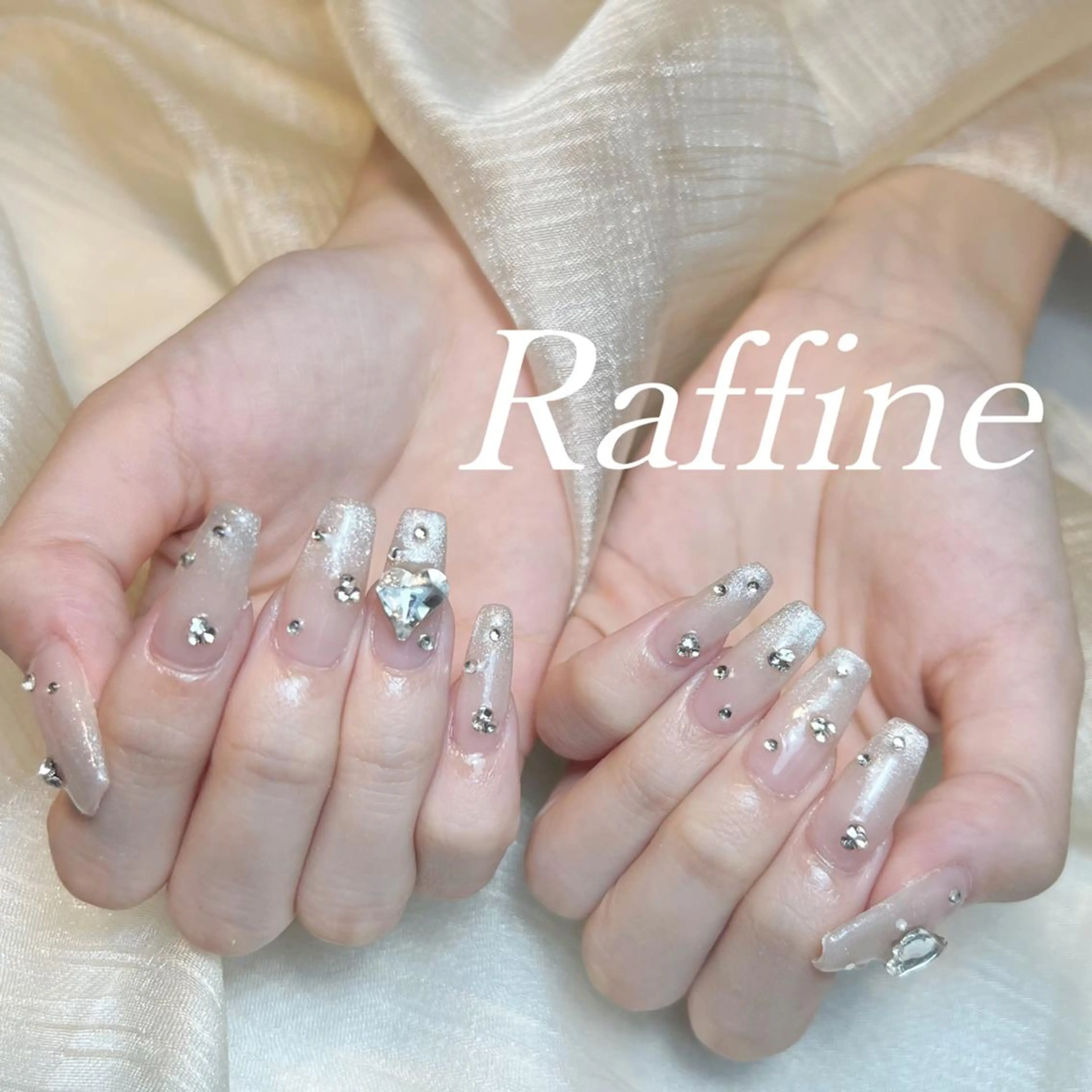 ネイル ハンドネイル RAFFINE 月🦋🩵のネイルデザイン