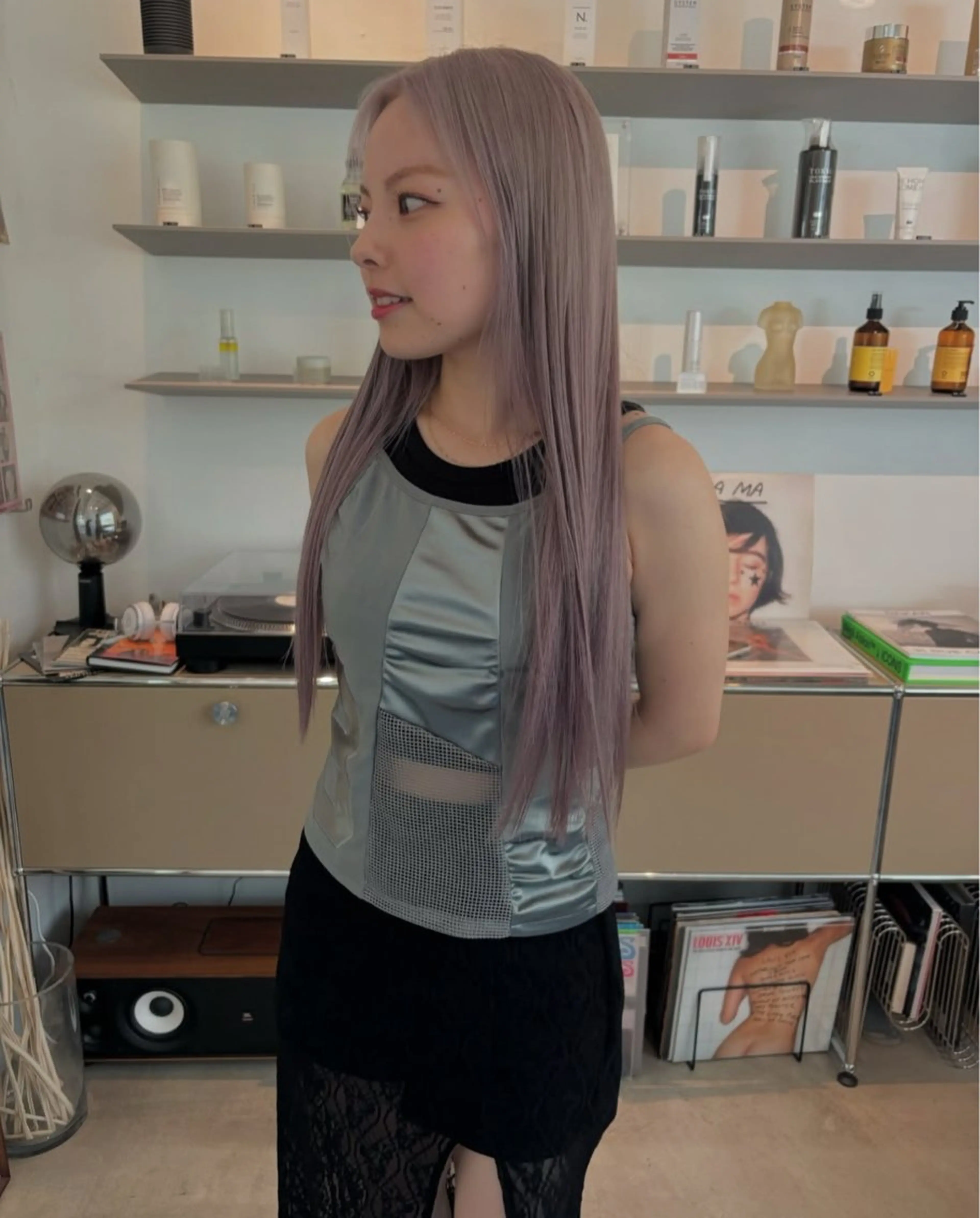 カラー グレージュ ラベンダーカラー ラベンダーグレージュ ラベンダーグレー ヘアカラー Ravo所属・キラ/ハイトーン/ ペールカラーのヘアスタイル