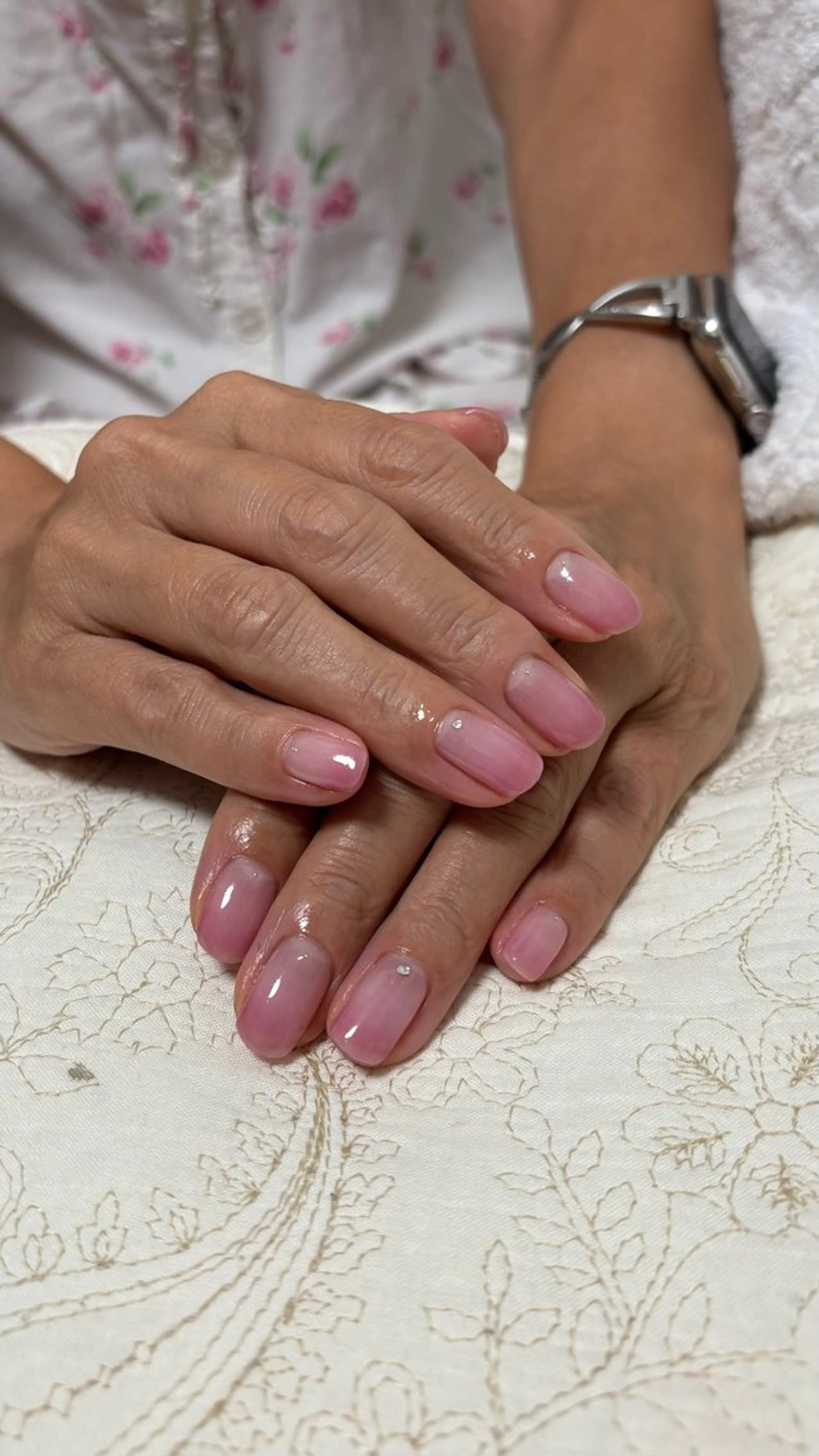 白グラデーションネイル・オフ有・クリアベースの写真