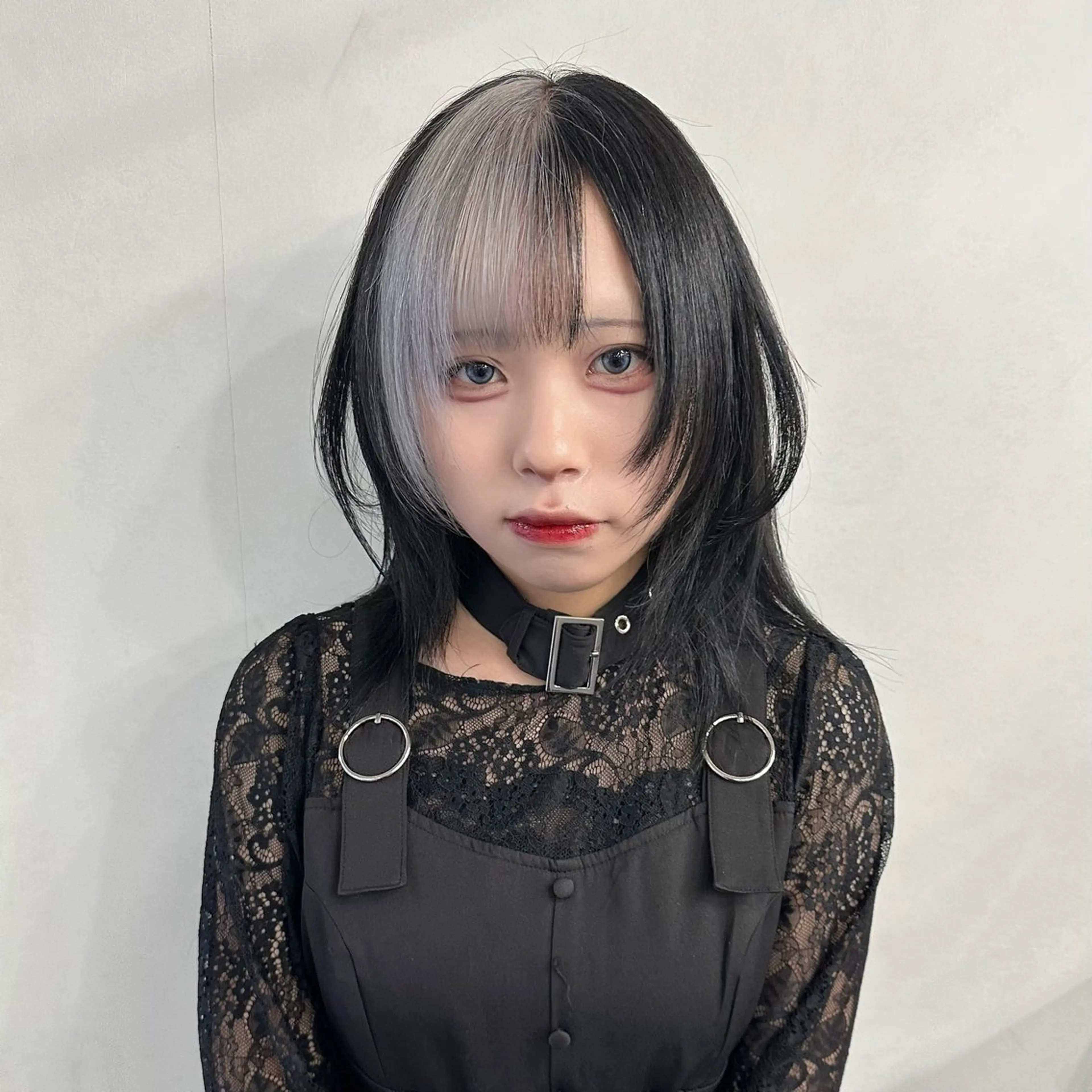 ミディアム カラー ウルフとハイトーン みっちー✂️のヘアスタイル