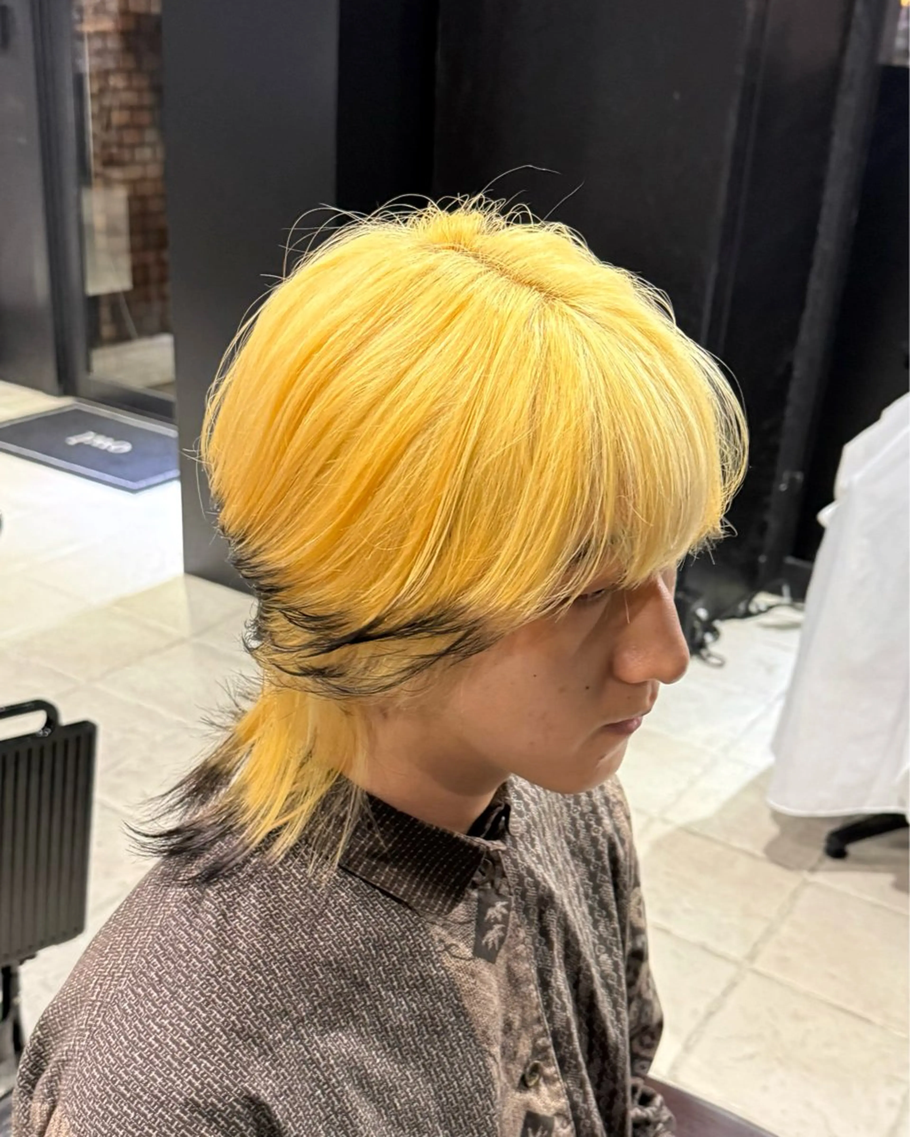 ミディアム カラー メンズ センターパート メンズウルフカット 抜きっぱなしブロンド ブロンド ウルフカット カット ヘアカラー 難波/メンズウルフ・ フェザーパーマ鶴田文のヘアスタイル