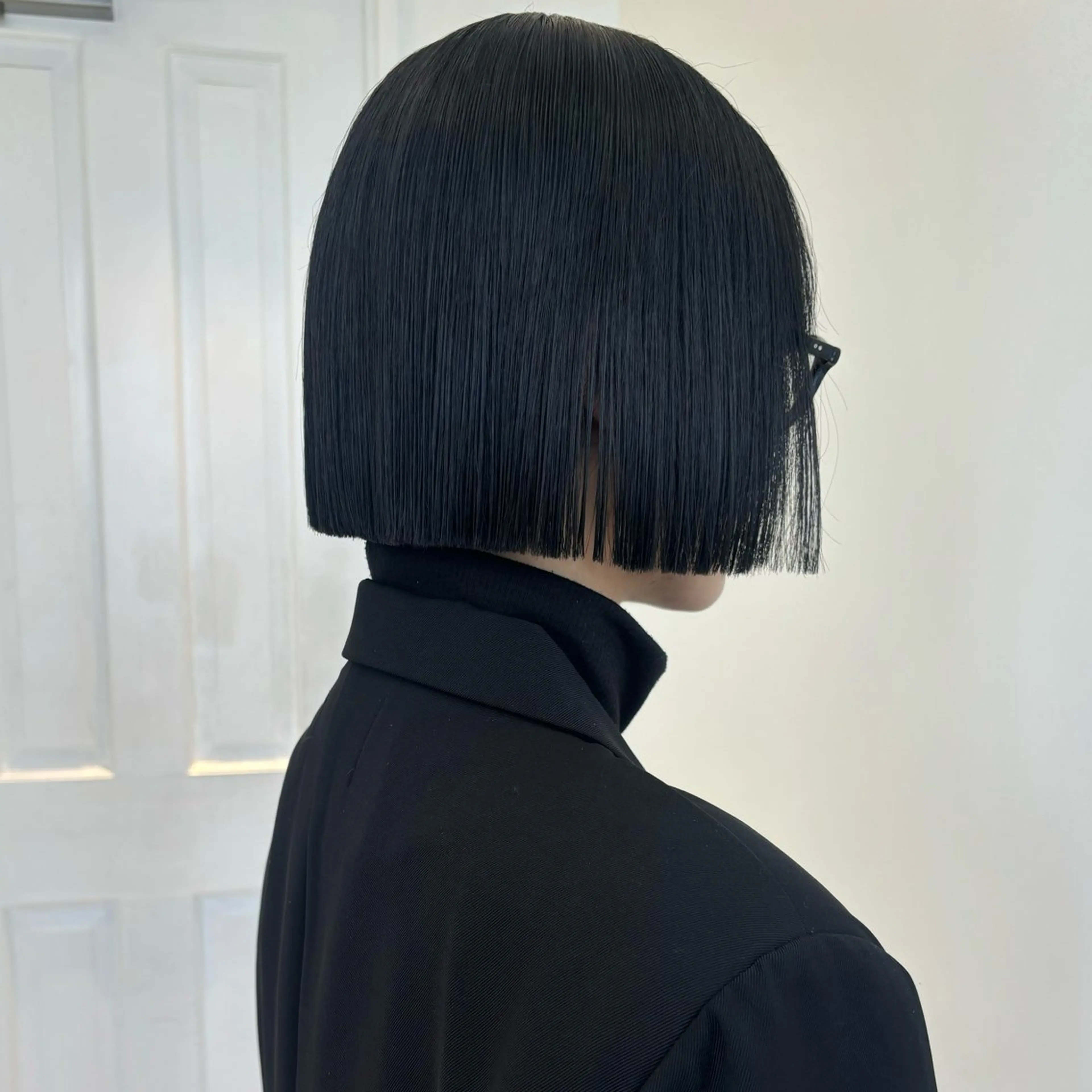 ショート カラー ヘアアレンジ 黒髪 ブルーカラー ブルーブラック ヘアカラー 🎨ハイトーン/ 切りっぱなし みつきのヘアスタイル