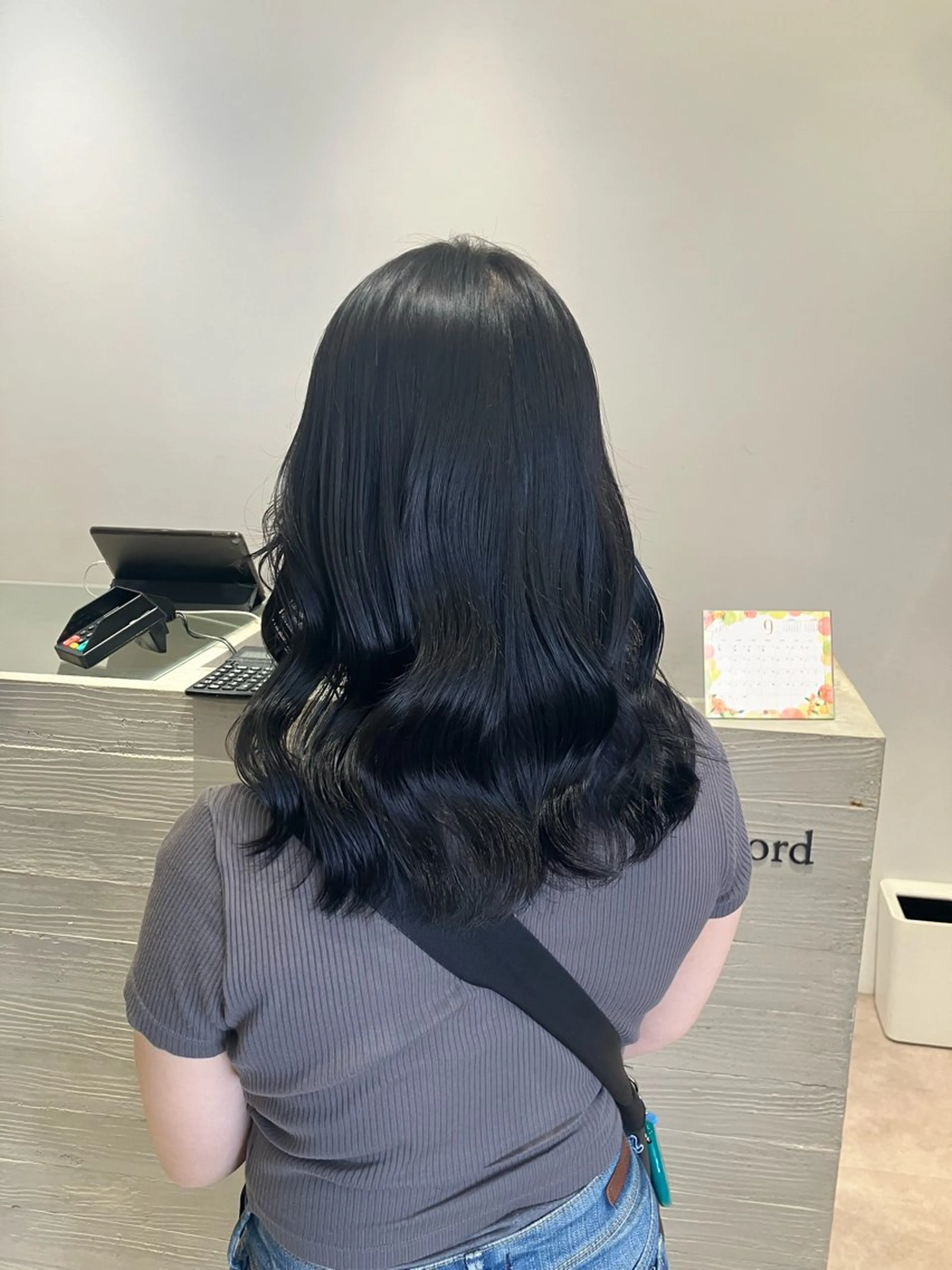 セミロング カラー サキ🤍ハイトーン 🩰くびれ巻きヘアのヘアスタイル