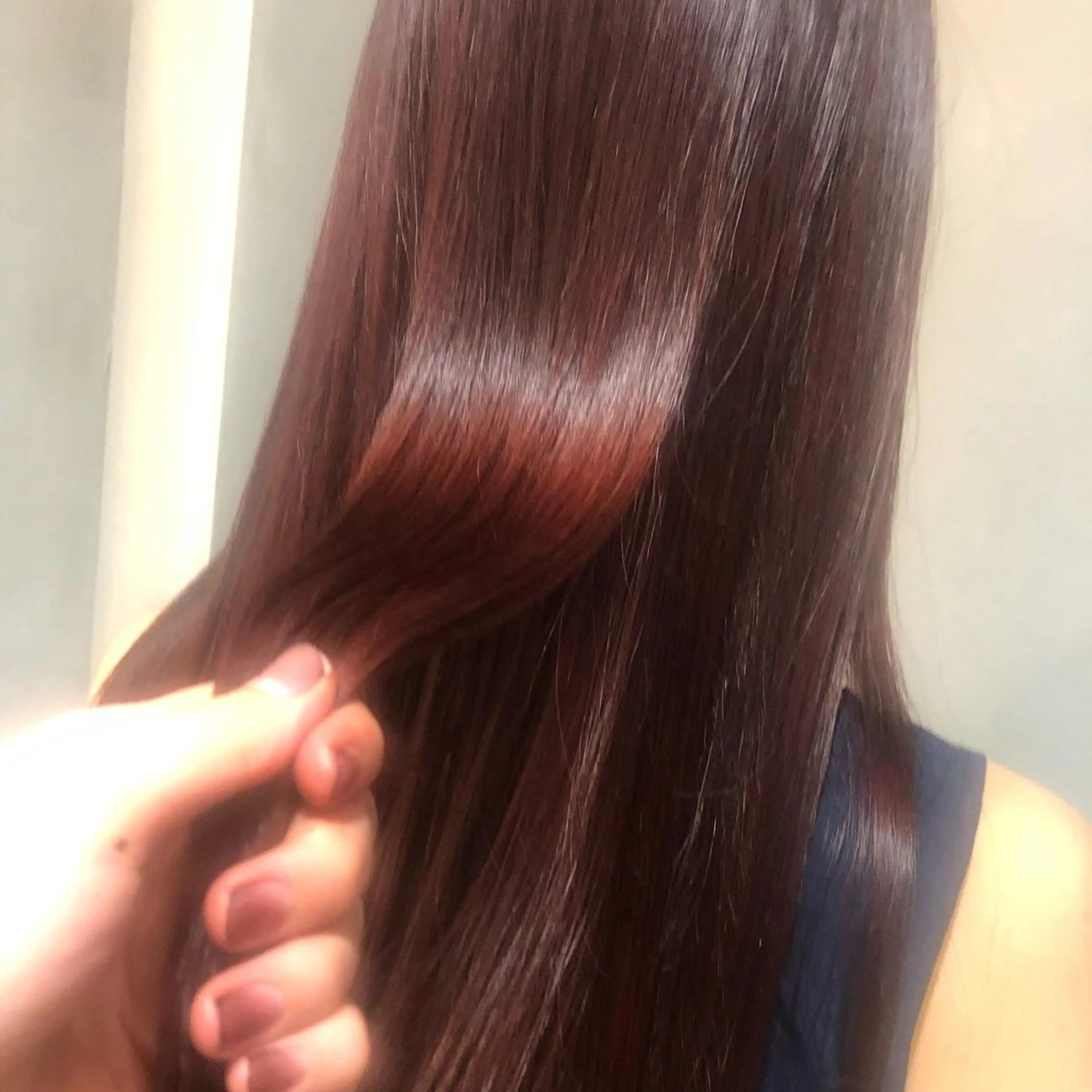 ロング カラー 透明感カラー レッドカラー カジュアルを女っぽく 𝗮𝘆𝗮𝗰𝗼のヘアスタイル