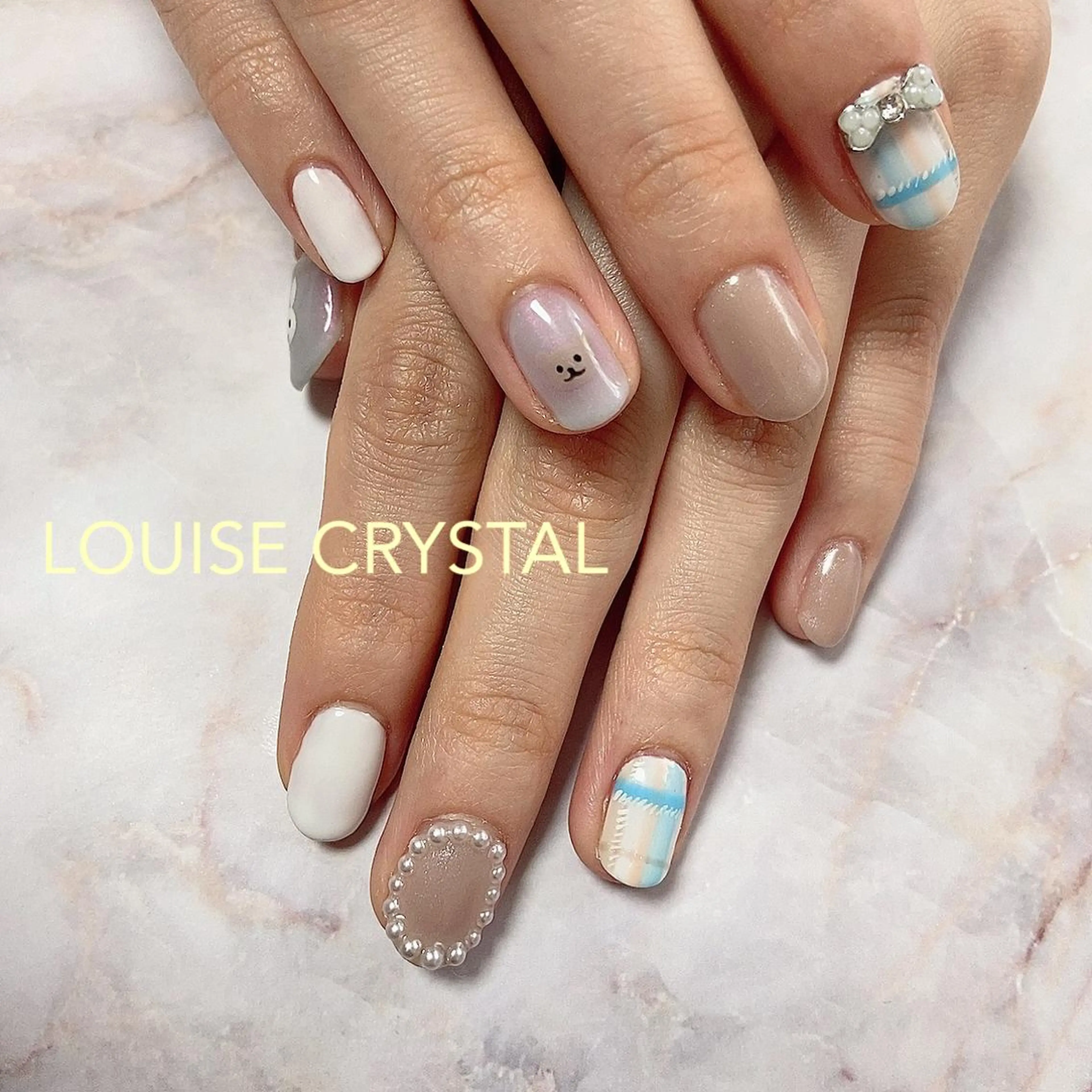 ネイル リボン ハンドネイル LOUISE CRYSTALのネイルデザイン