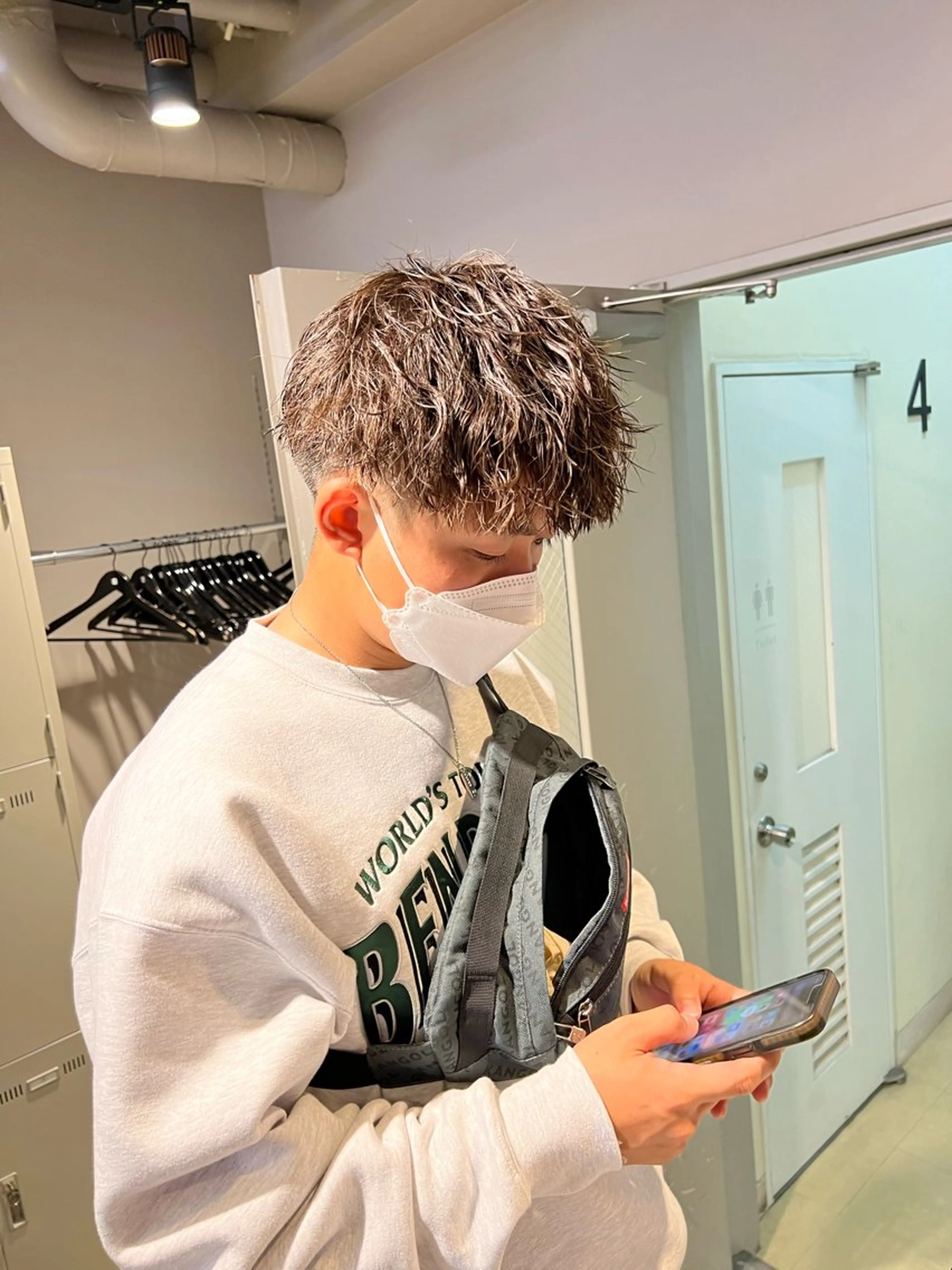 ミディアム パーマ メンズ ミディアムパーマ センターパート メンズ韓国風 韓国マッシュ マッシュウルフ カット ヘアカラー トリートメント ヘッドスパ ヘアセット トレンド/レイヤー うる艶🪞CANDYのヘアスタイル