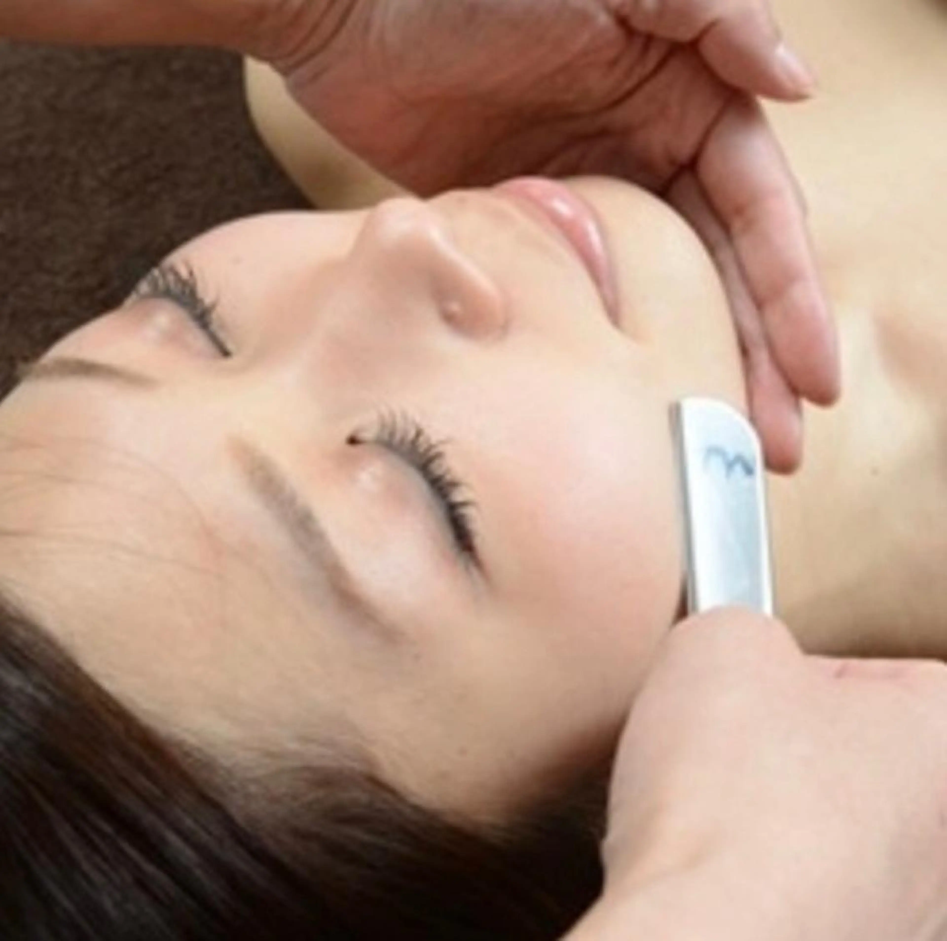 レディースシェービングお顔の産毛を剃ってくすみのない透明感のあるお肌に化粧ノリも全く違います。襟剃り付　美白パック付の写真