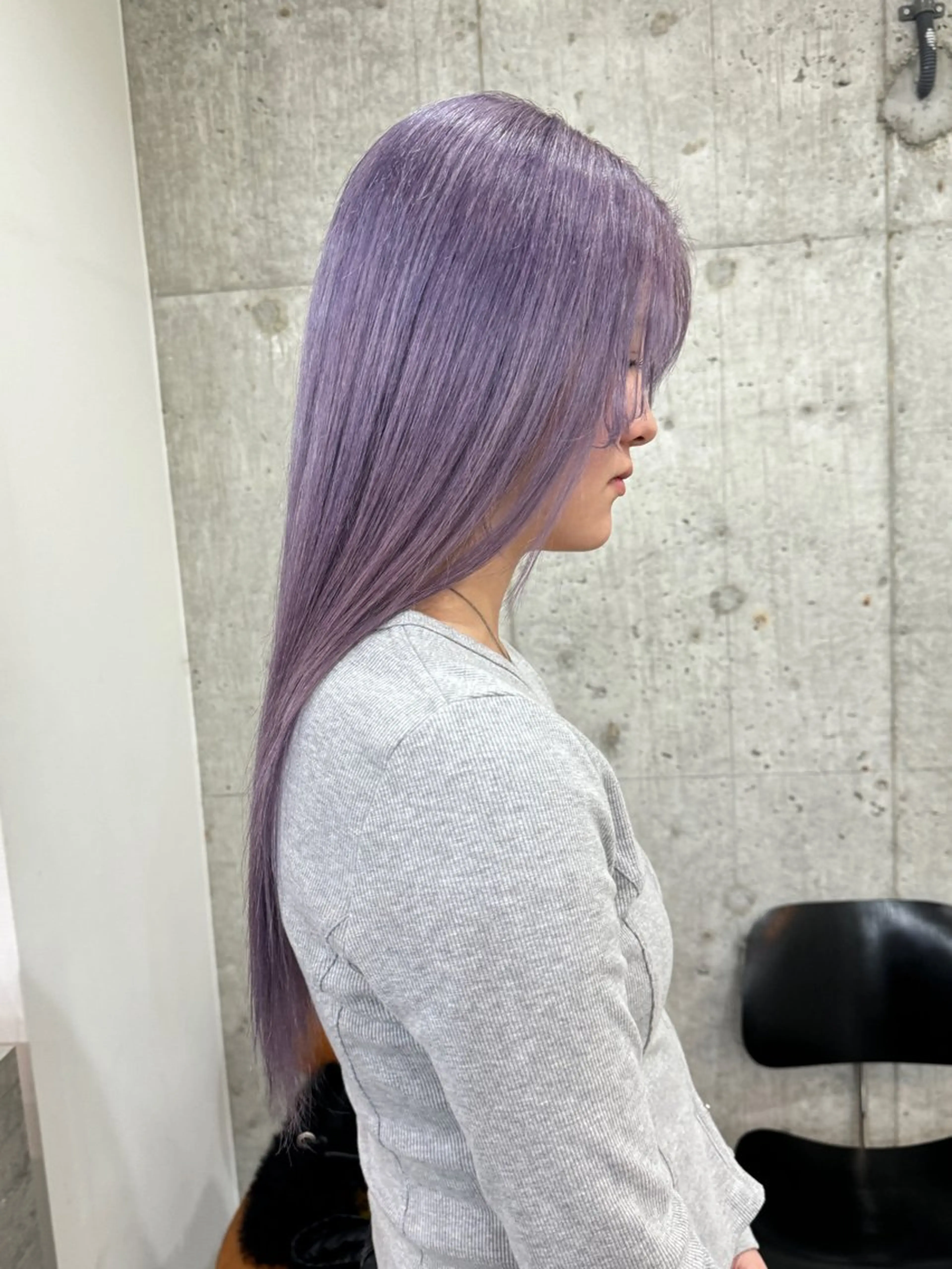 ロング カラー ラベンダーカラー シルバー ヘアカラー トリートメント 切りっぱなしボブ/ ブリーチカラー/大塚のヘアスタイル