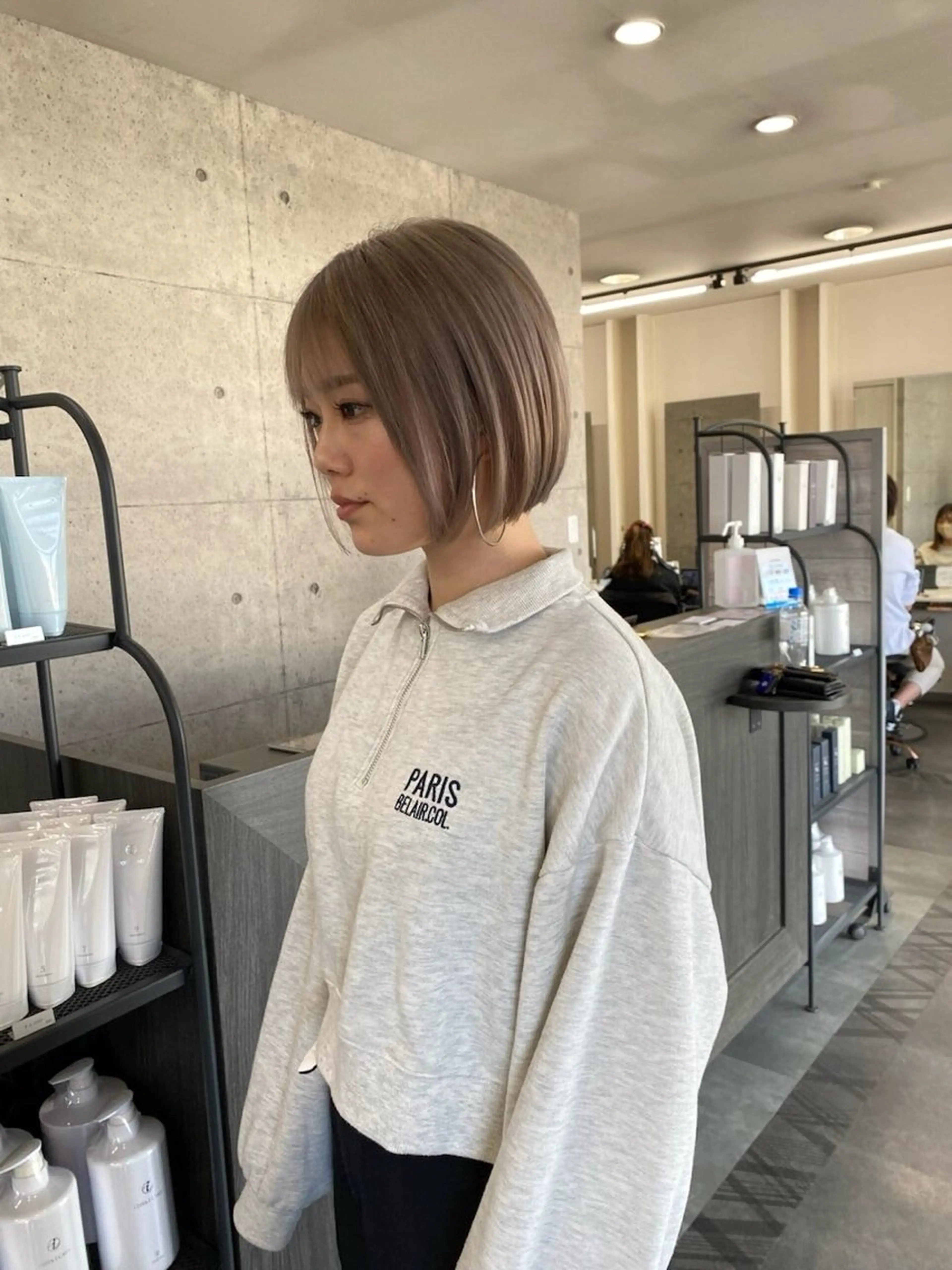 ショート カラー Mina/岡山/矯正 ブリーチ/レイヤーのヘアスタイル