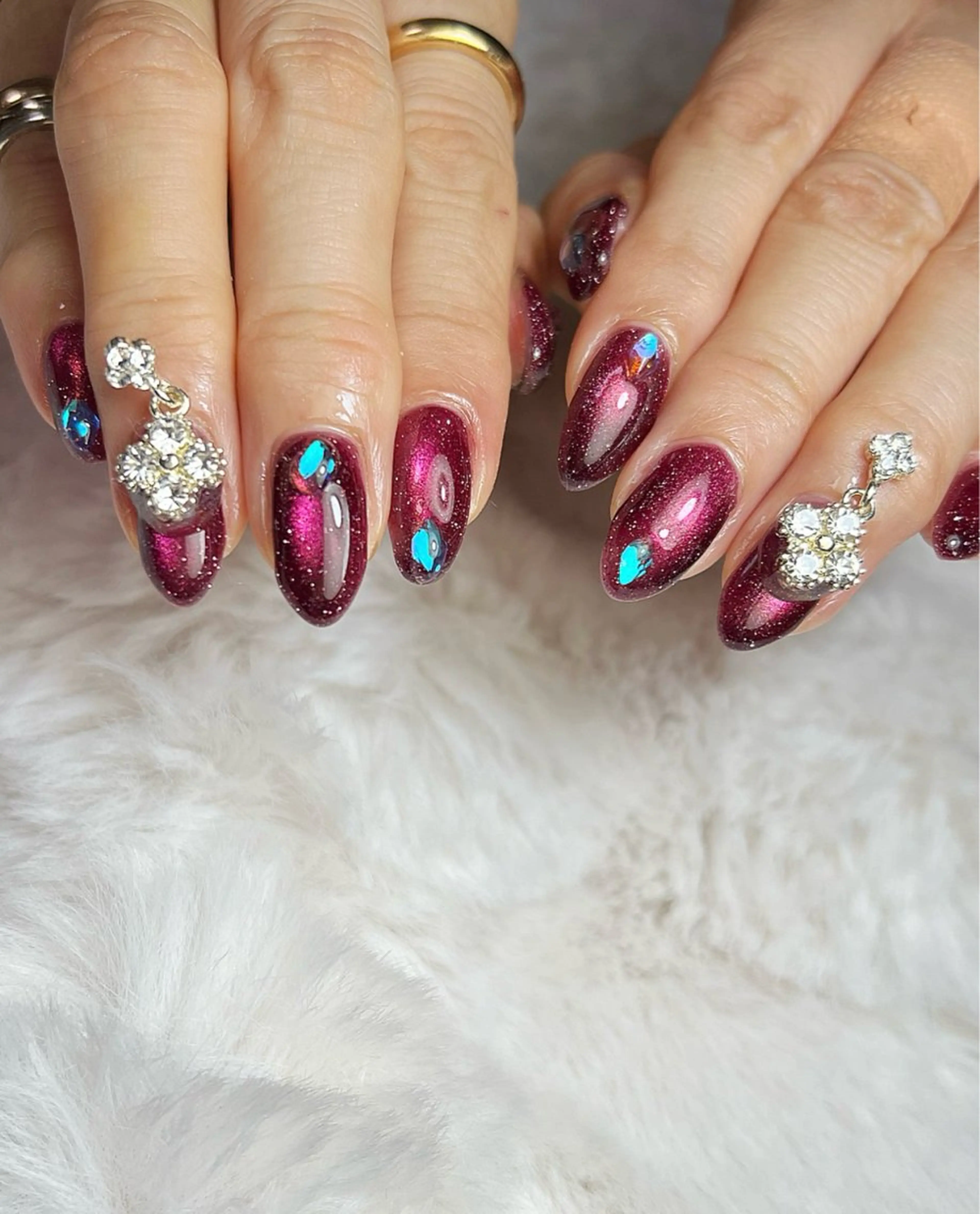 ネイル ボルドー フラッシュネイル マグネットネイル 冬ネイル クリスマス ハンドネイル ✾ NailRoom Latina🌻💓のネイルデザイン