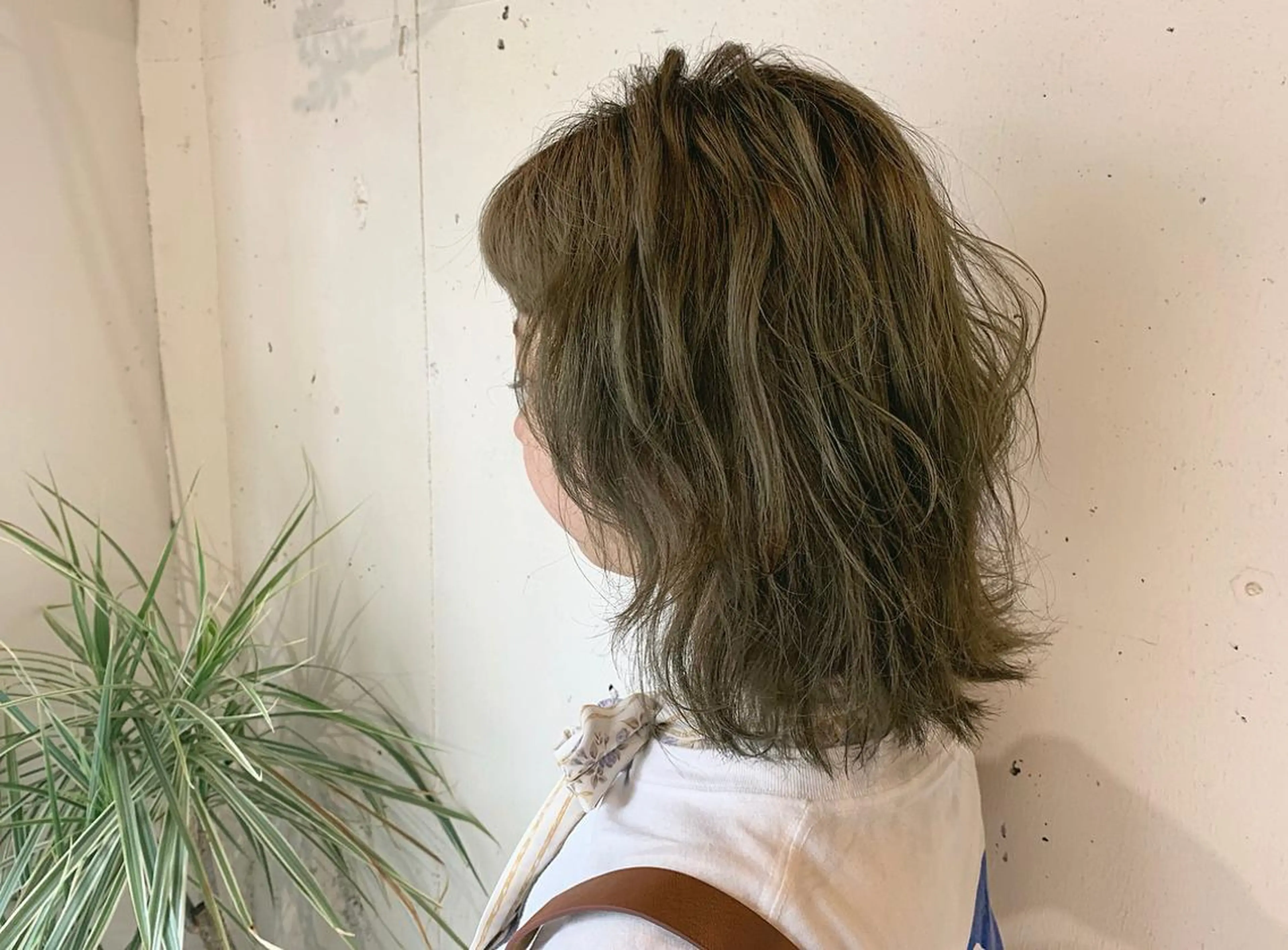 ミディアム カラー ベージュカラー ブリーチ オリーブベージュ ウルフカット ヘアカラー トリートメント たかいわ みきのヘアスタイル