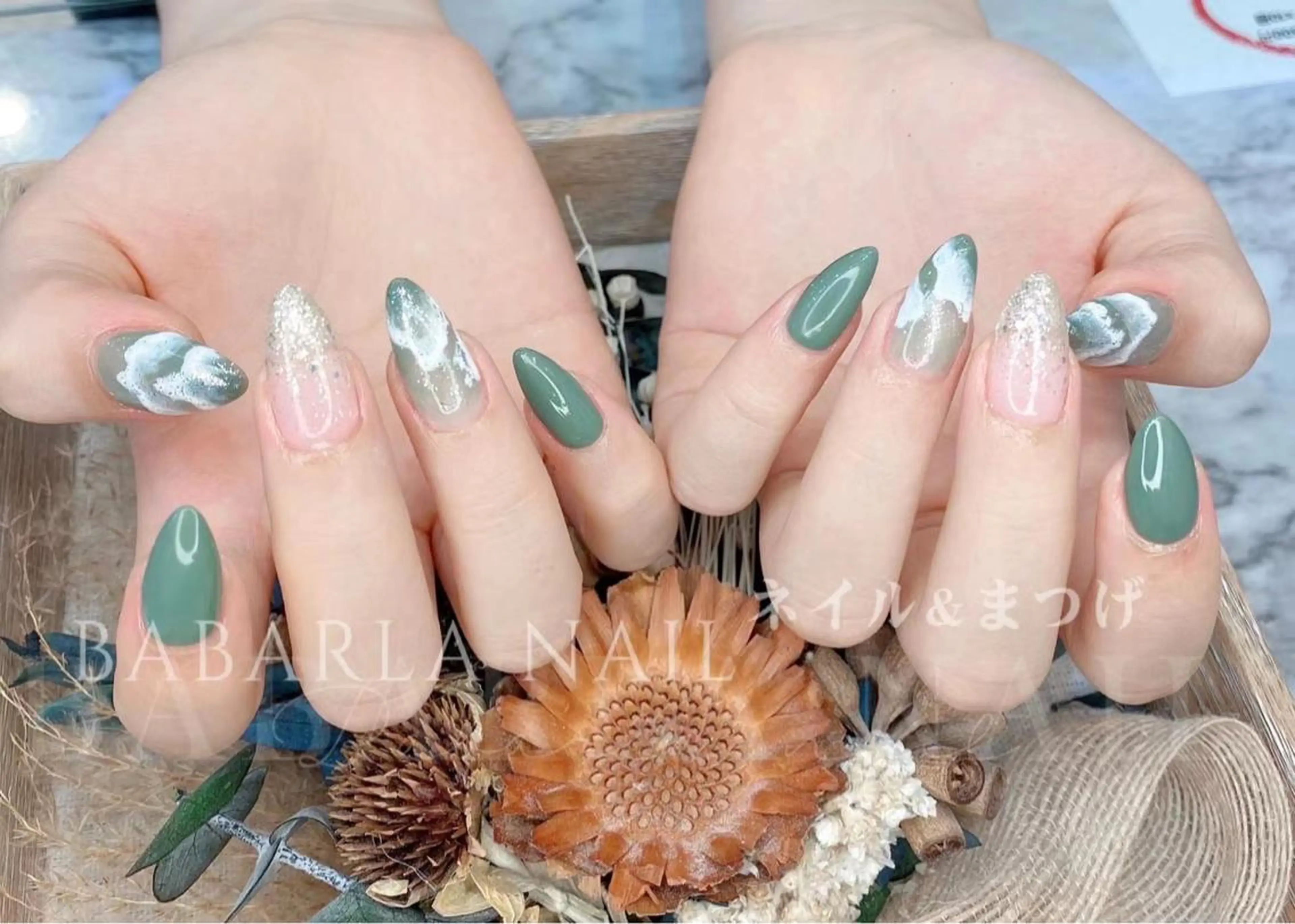 ネイル グリーン ホワイト Babarla nailのネイルデザイン