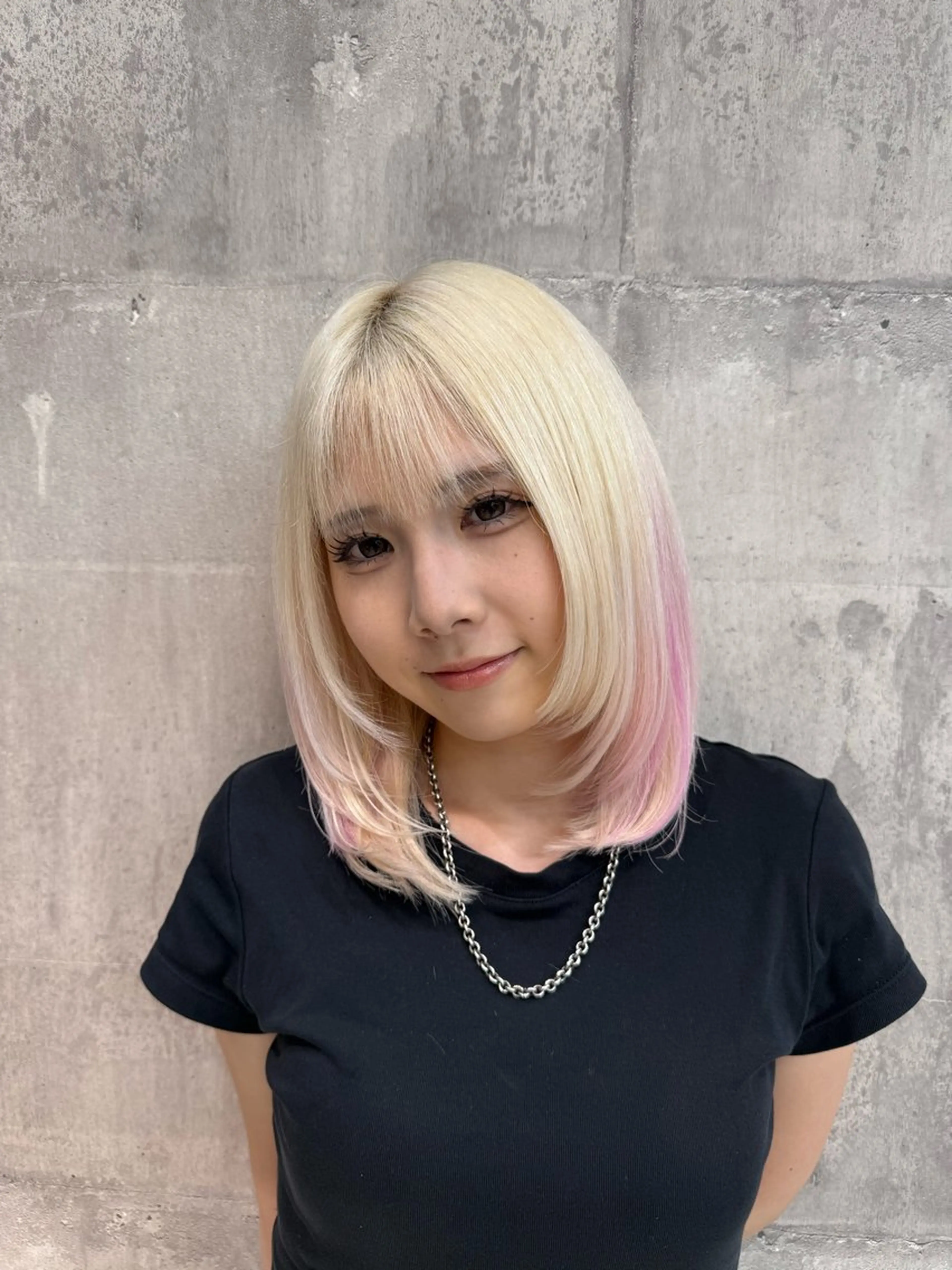 セミロング カラー ヘアアレンジ ベージュカラー ブリーチ ブロンド ミルクティーベージュ ピンクカラー ヘアカラー 複雑履歴修正/ ハイトーン職人/拓真のヘアスタイル