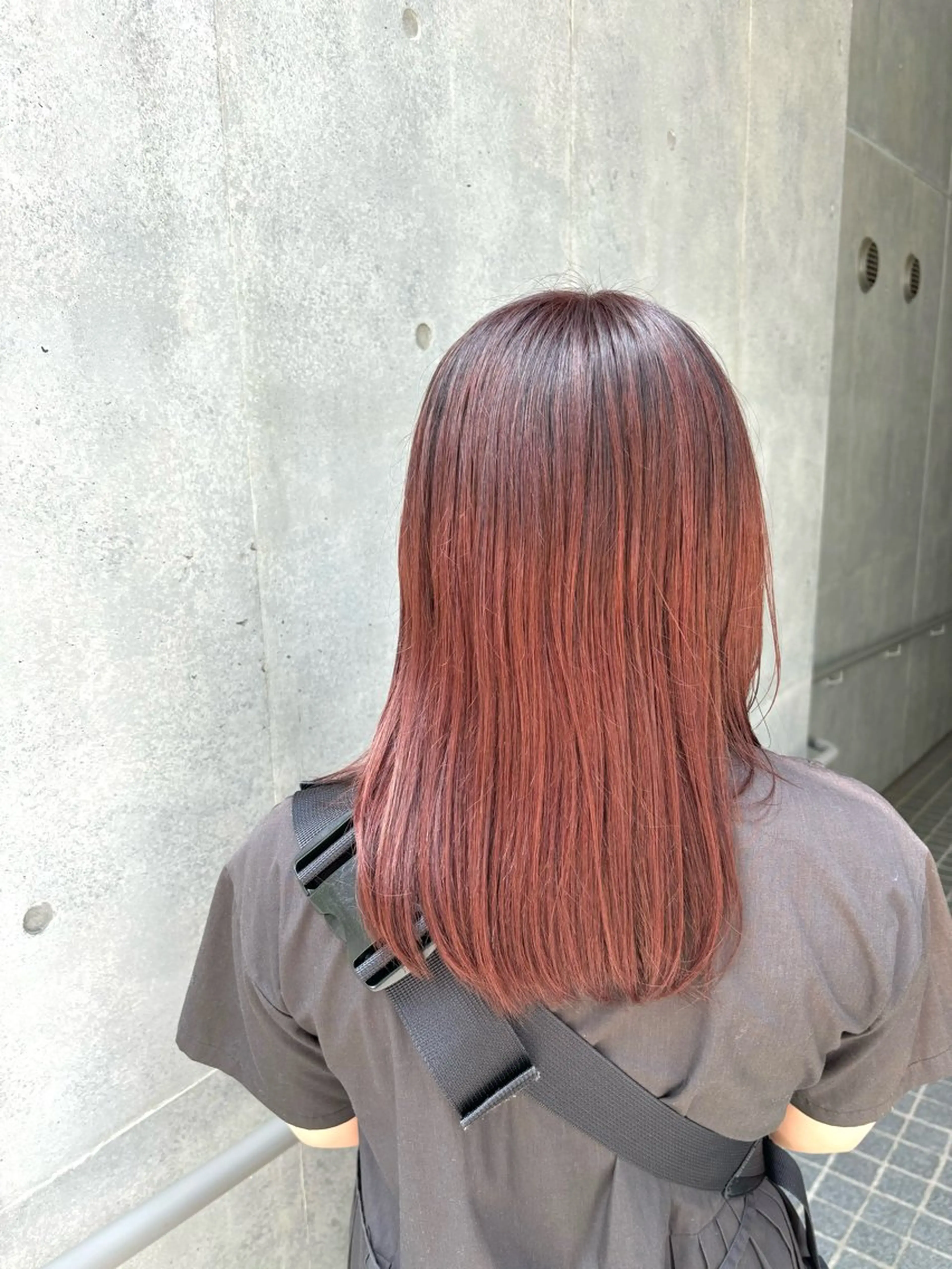 セミロング カラー しほ/ハイトーン/ メンズパーマ/バンドのヘアスタイル