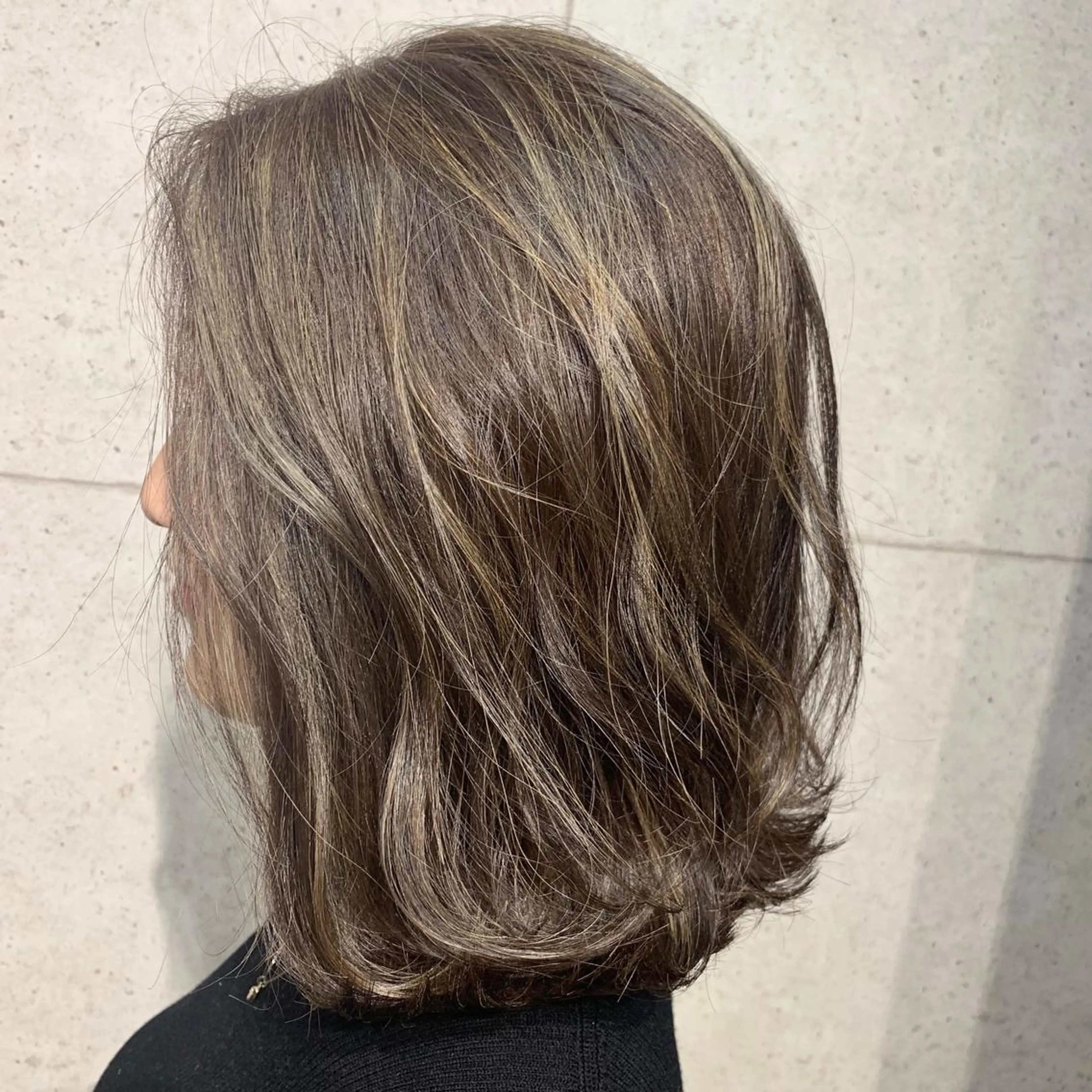 ミディアム 白髪ぼかし🌈 Ayakoのヘアスタイル