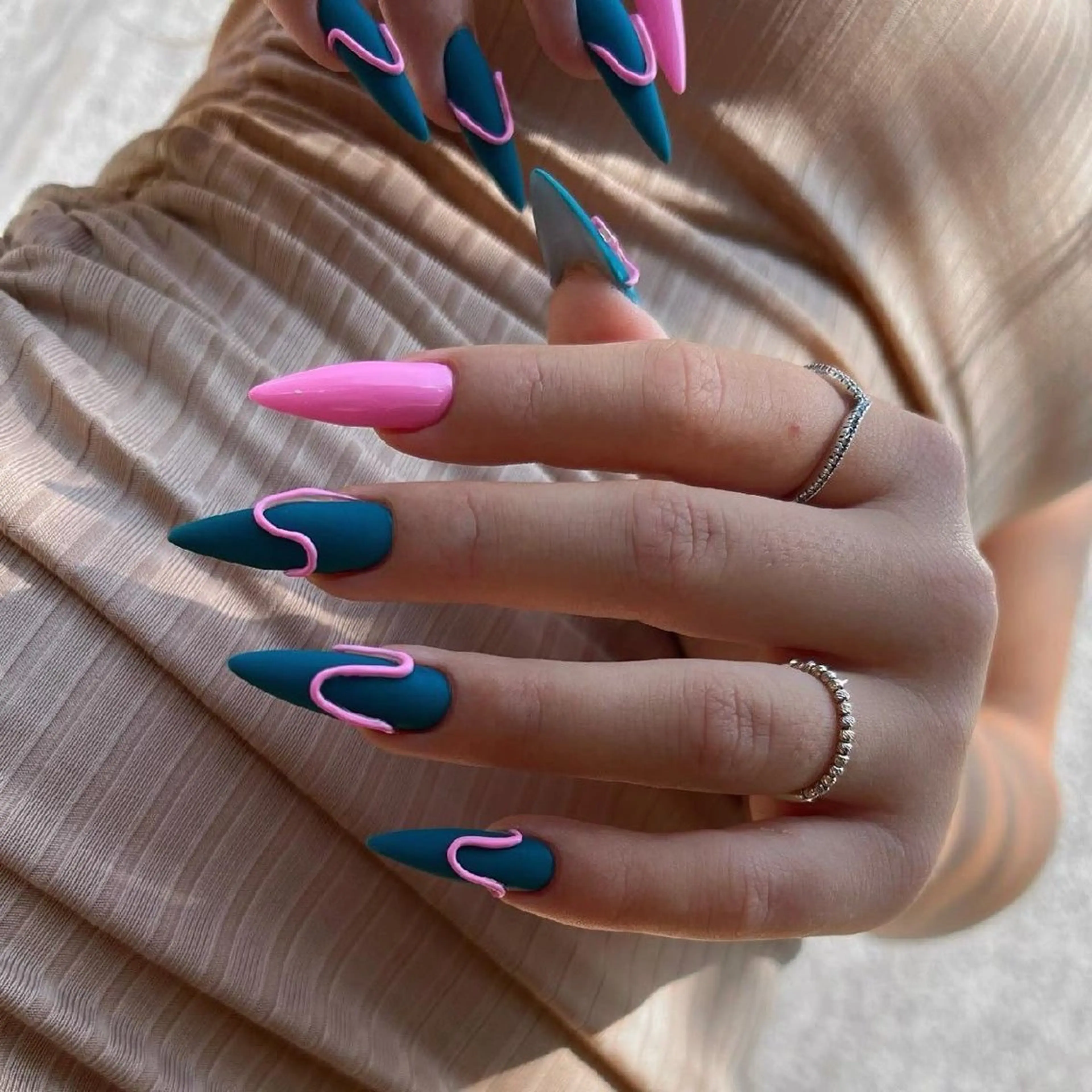 ネイル ハンドネイル フットネイル ハンドケア 鈴木 叶のネイルデザイン