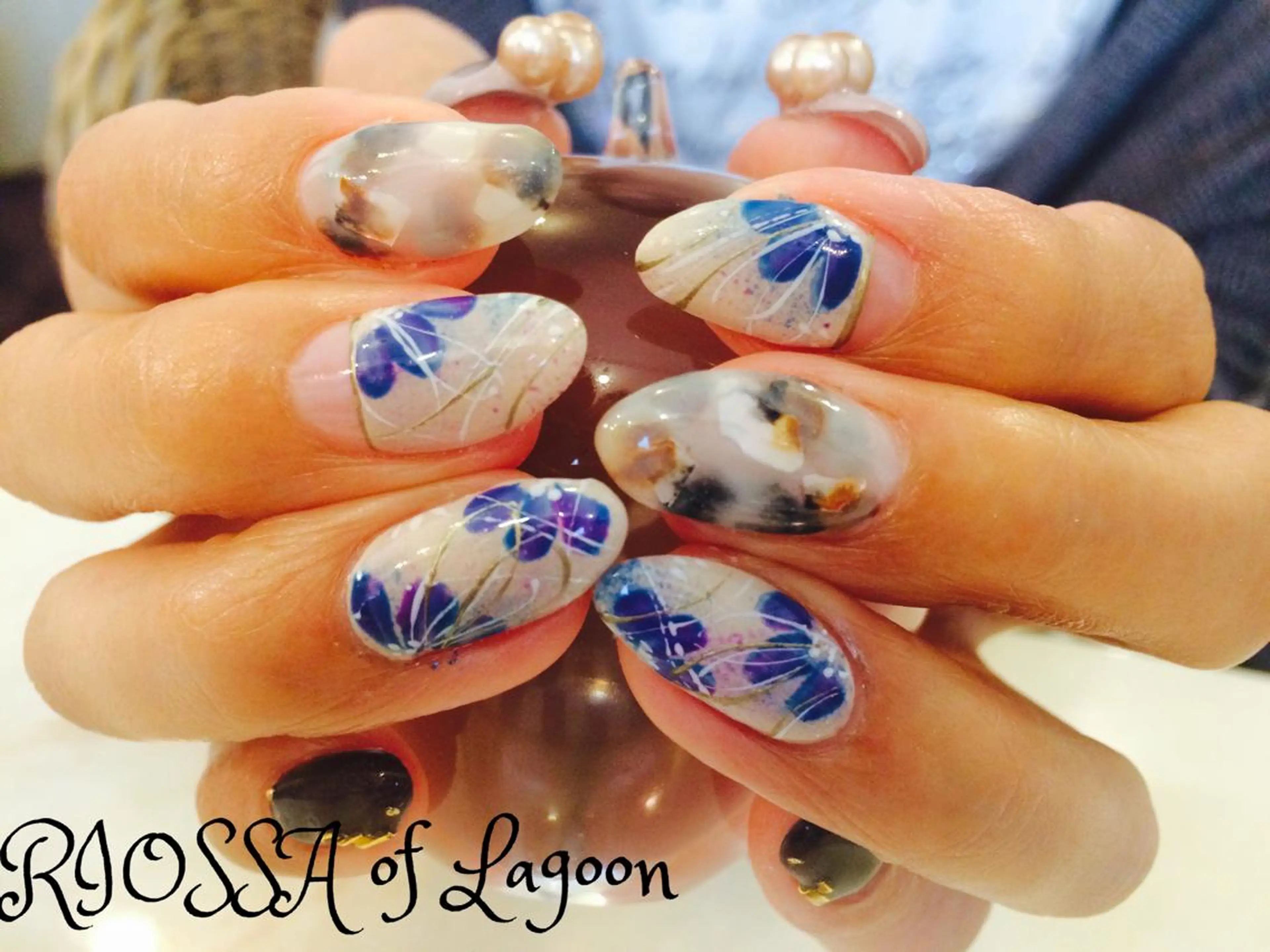 ネイル アートネイル べっ甲ネイル フラワーネイル 持ち込み ホワイト リオッサ  オブ ラグーン神戸店のエステ・リラクイメージ