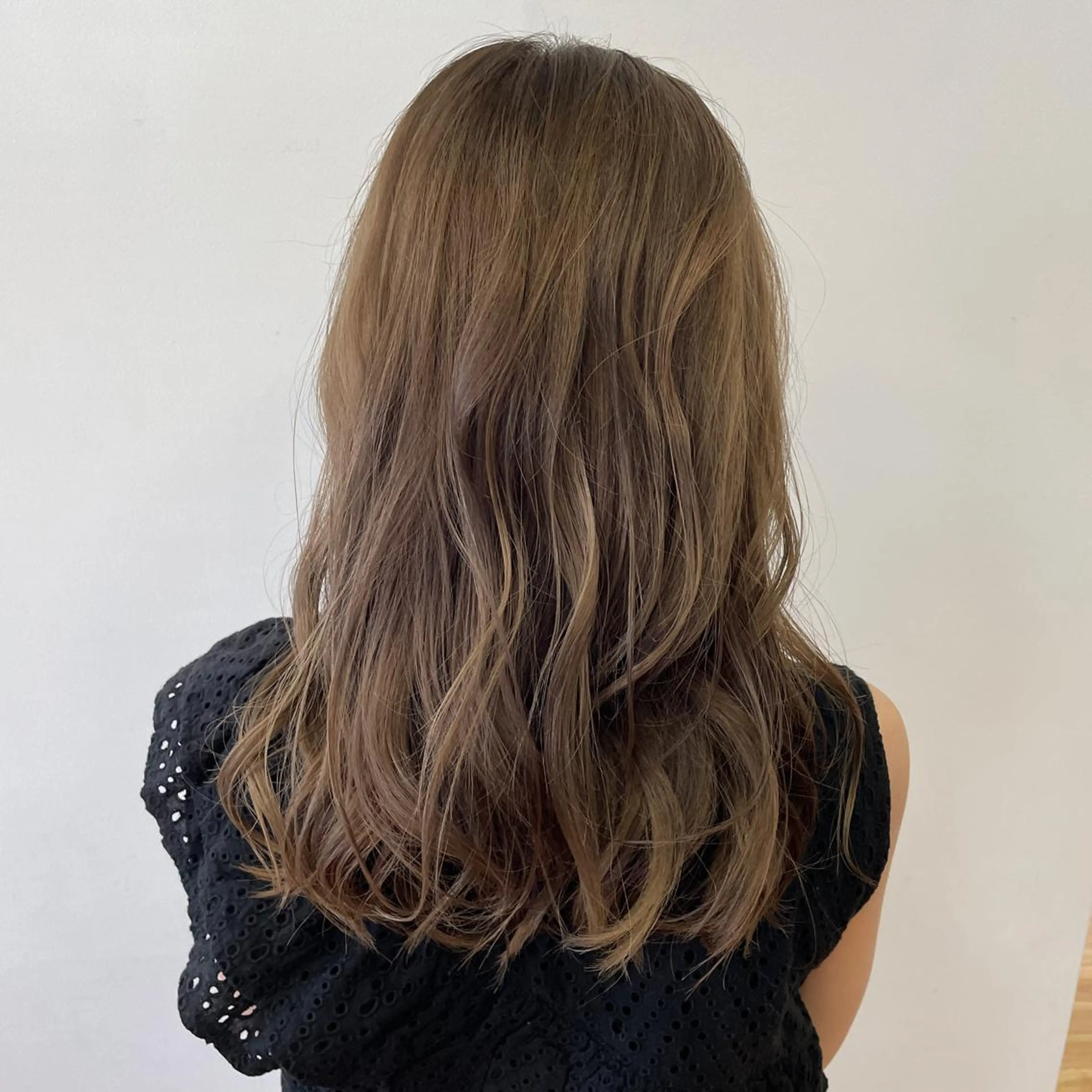 ミディアム カラー ベージュカラー ダブルカラー ハイトーンカラー ミルクティーベージュ 1/f hair space所属・河口 友里のヘアスタイル