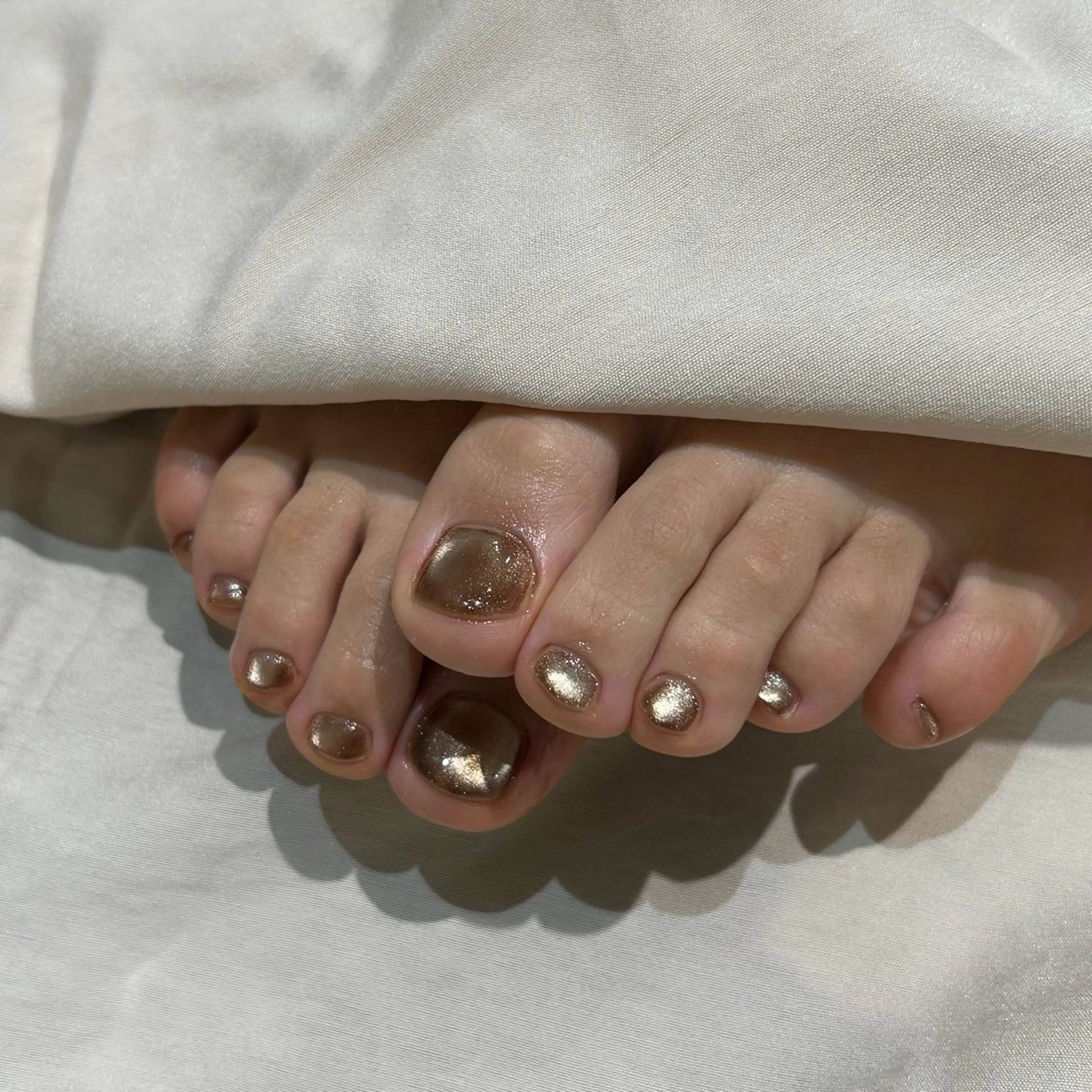 ネイル フットネイル マグネットネイル ニュアンスネイル フットネイル nail&care salon soa所属・soa/美容液ケアで 自爪を育てるネイルのネイルデザイン