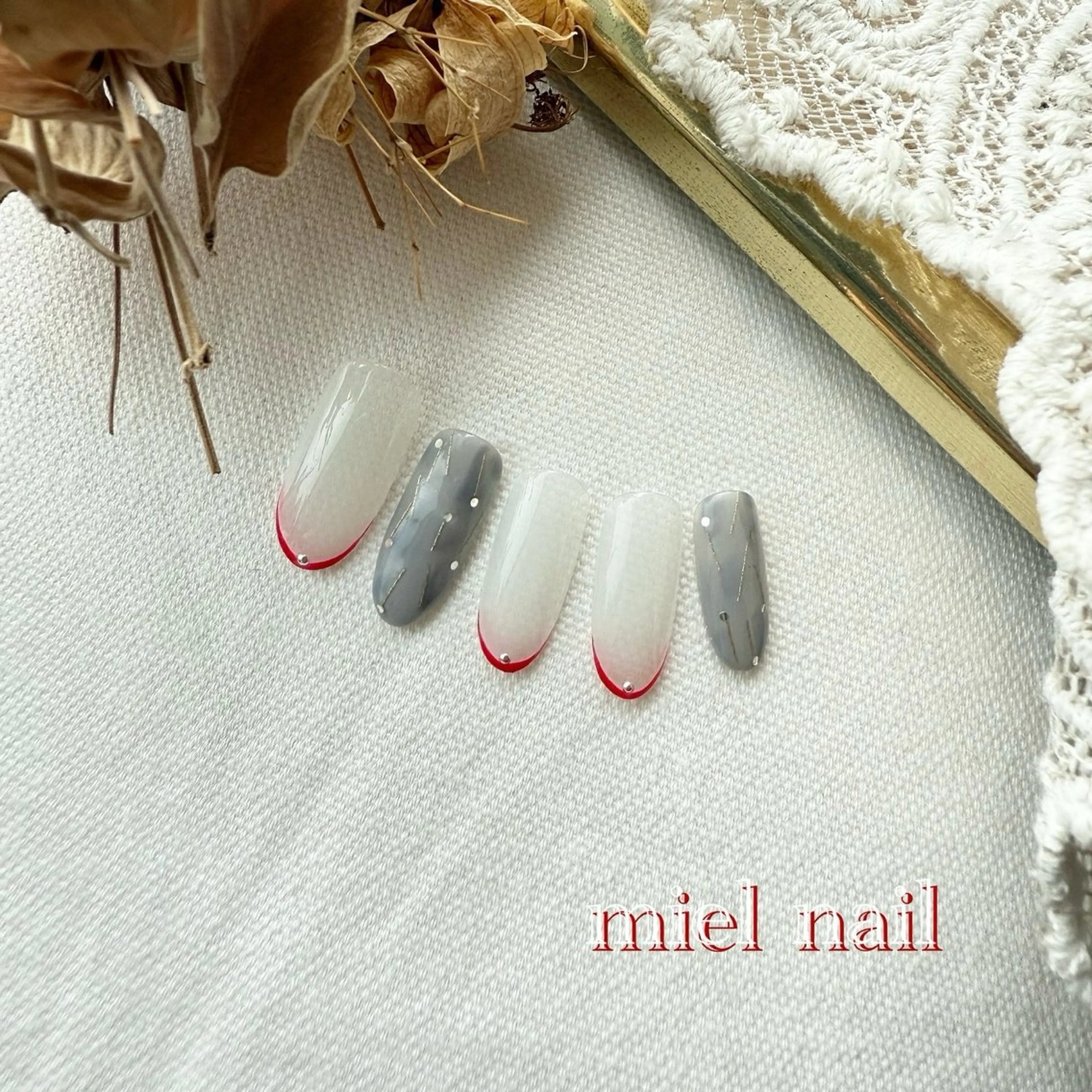 ネイル フレンチネイル 赤色 冬ネイル ハンドネイル miel nailのネイルデザイン