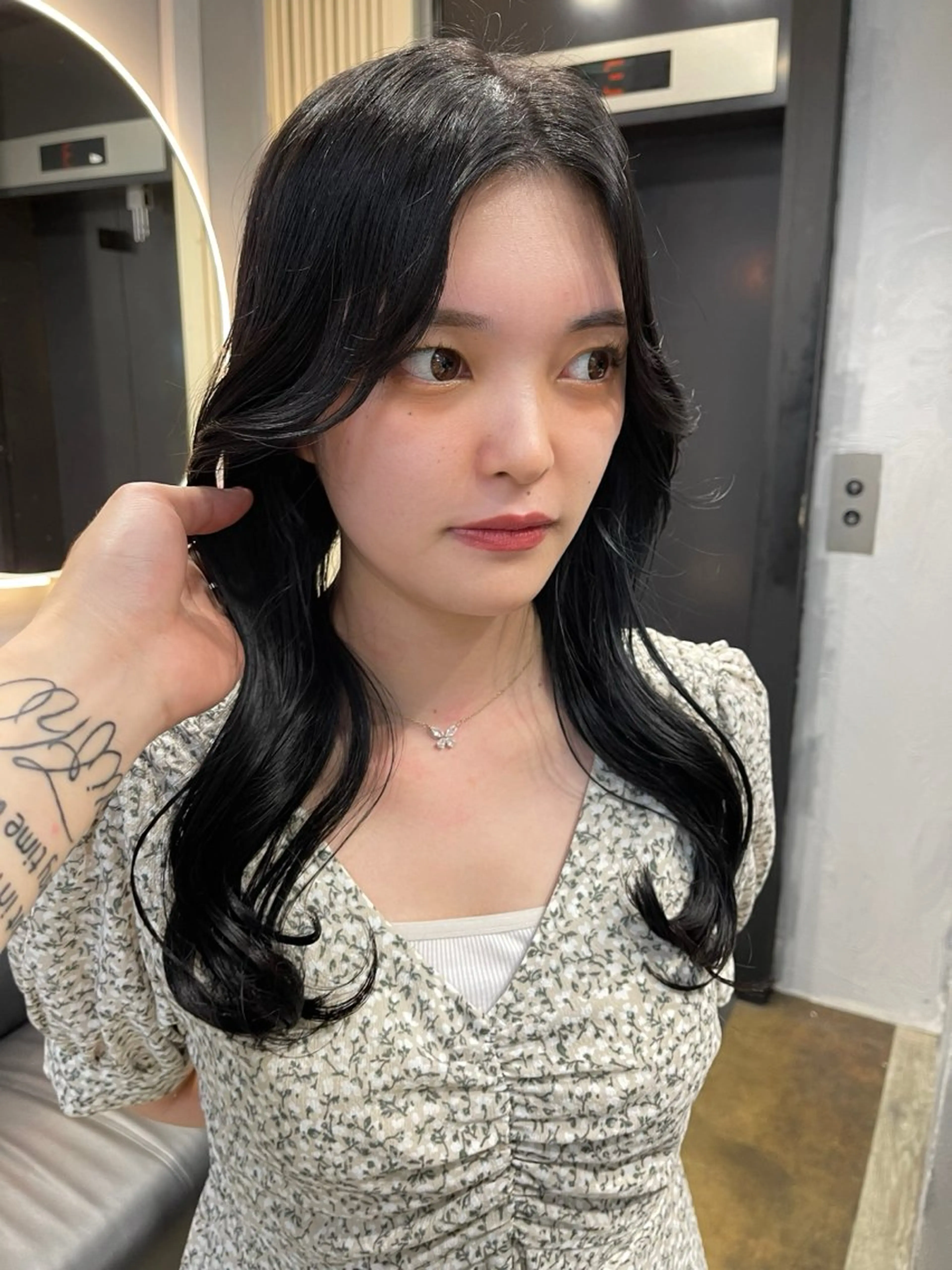 ロング カラー 黒髪 ブリーチ ブルーカラー ブルーブラック ケアブリーチ トリートメント TATSUブリーチ/ ミルクティーベージュのヘアスタイル