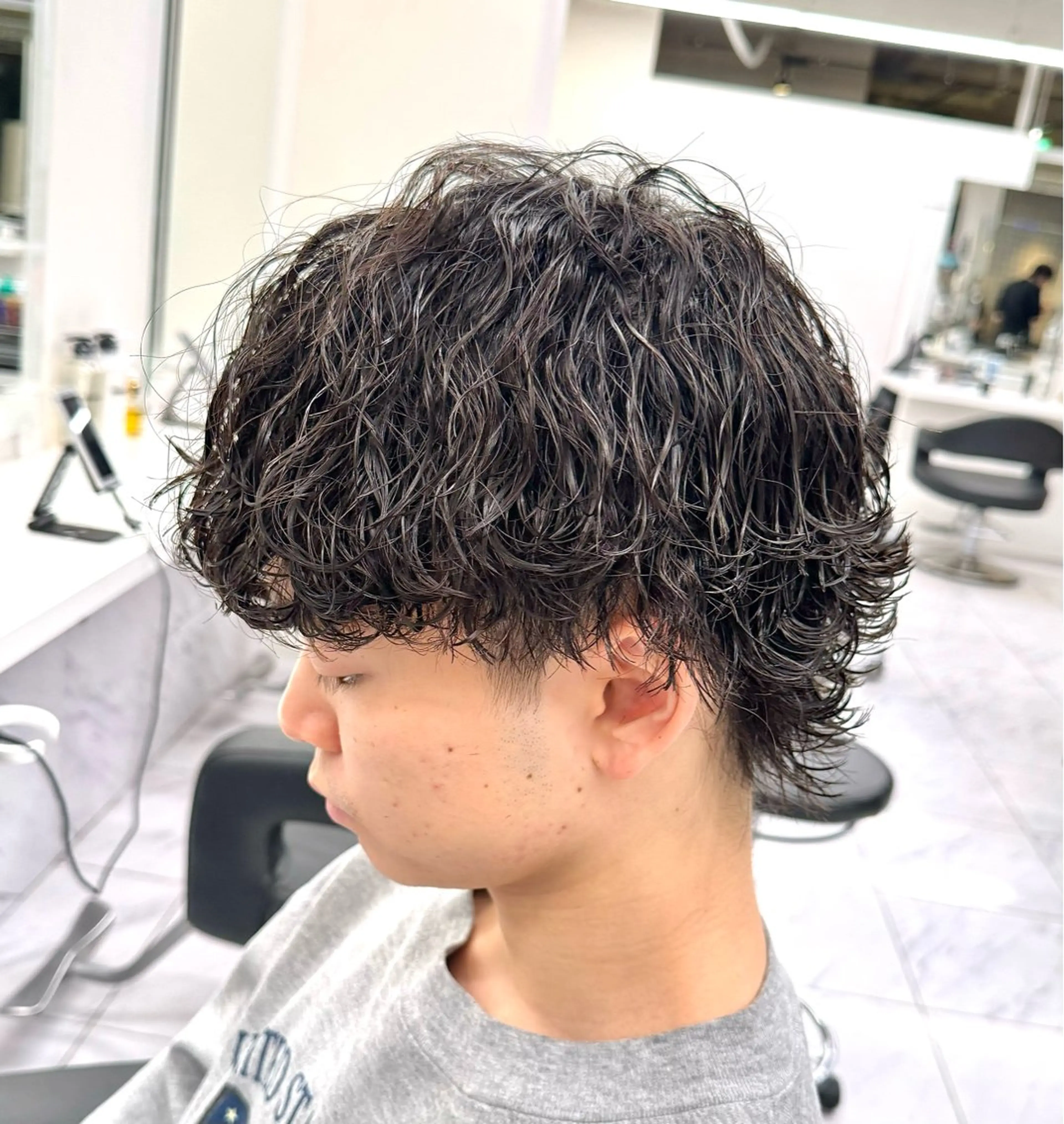 ミディアム パーマ ヘアアレンジ メンズ ミディアムパーマ メンズパーマ メンズウルフカット ウルフカット 顔まわりカット の達人のヘアスタイル