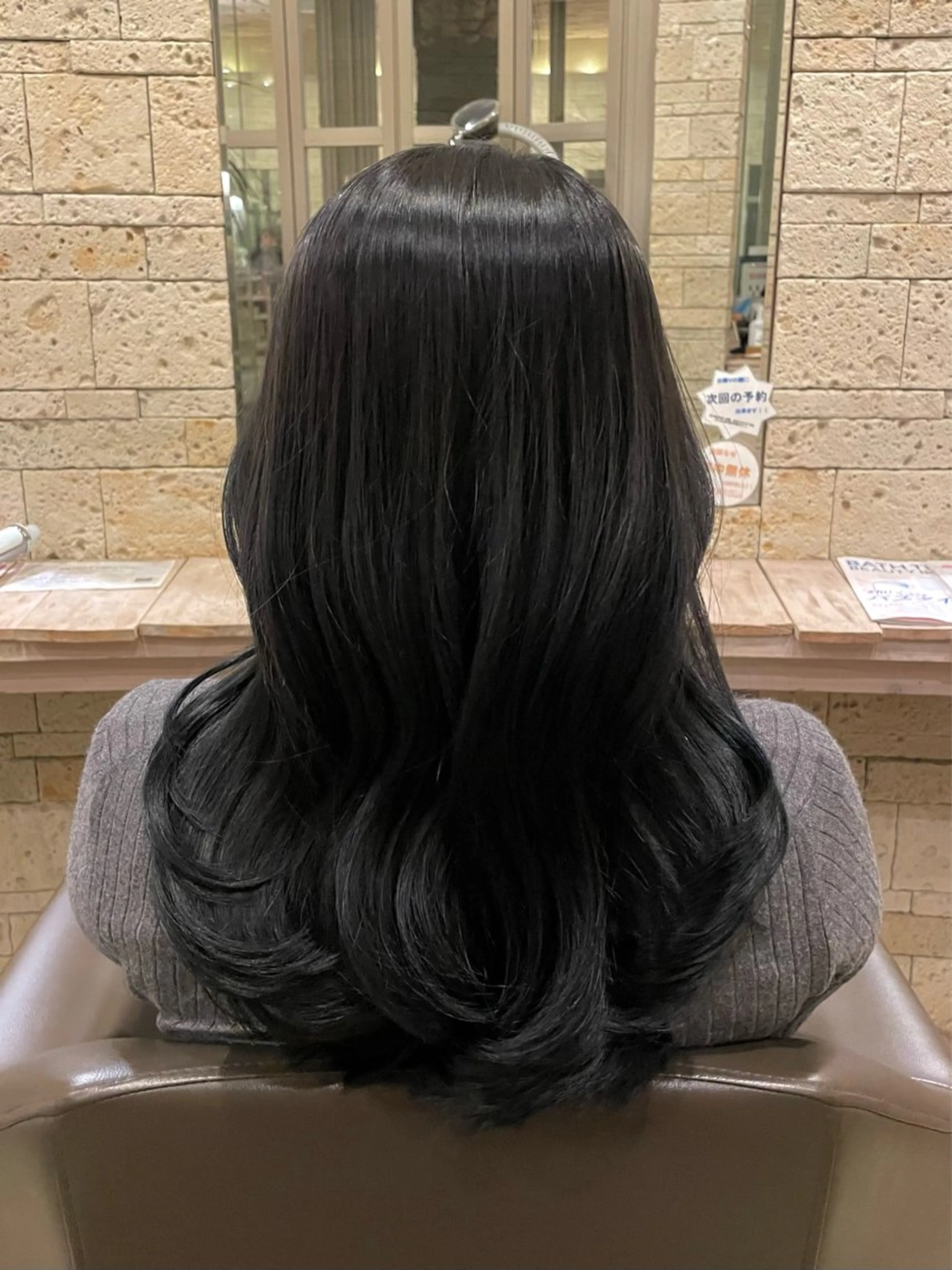 ミディアム カラー 黒髪 ブルーカラー ブルーブラック ヘアカラー トリートメント 木村 一葵のヘアスタイル