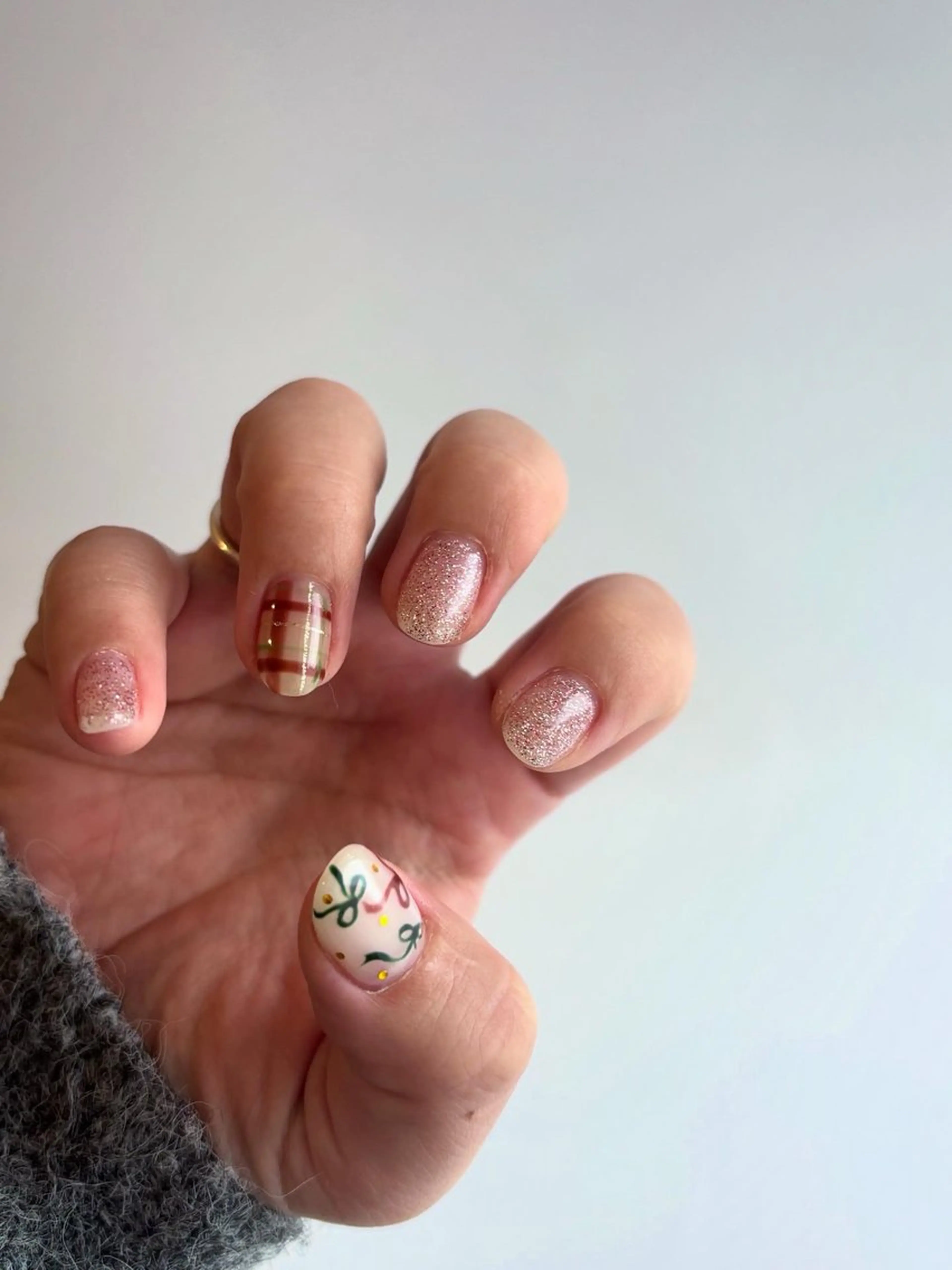 ネイル リボン 冬ネイル クリスマス ハンドネイル Elio所属・Elio 国泰寺のネイルデザイン