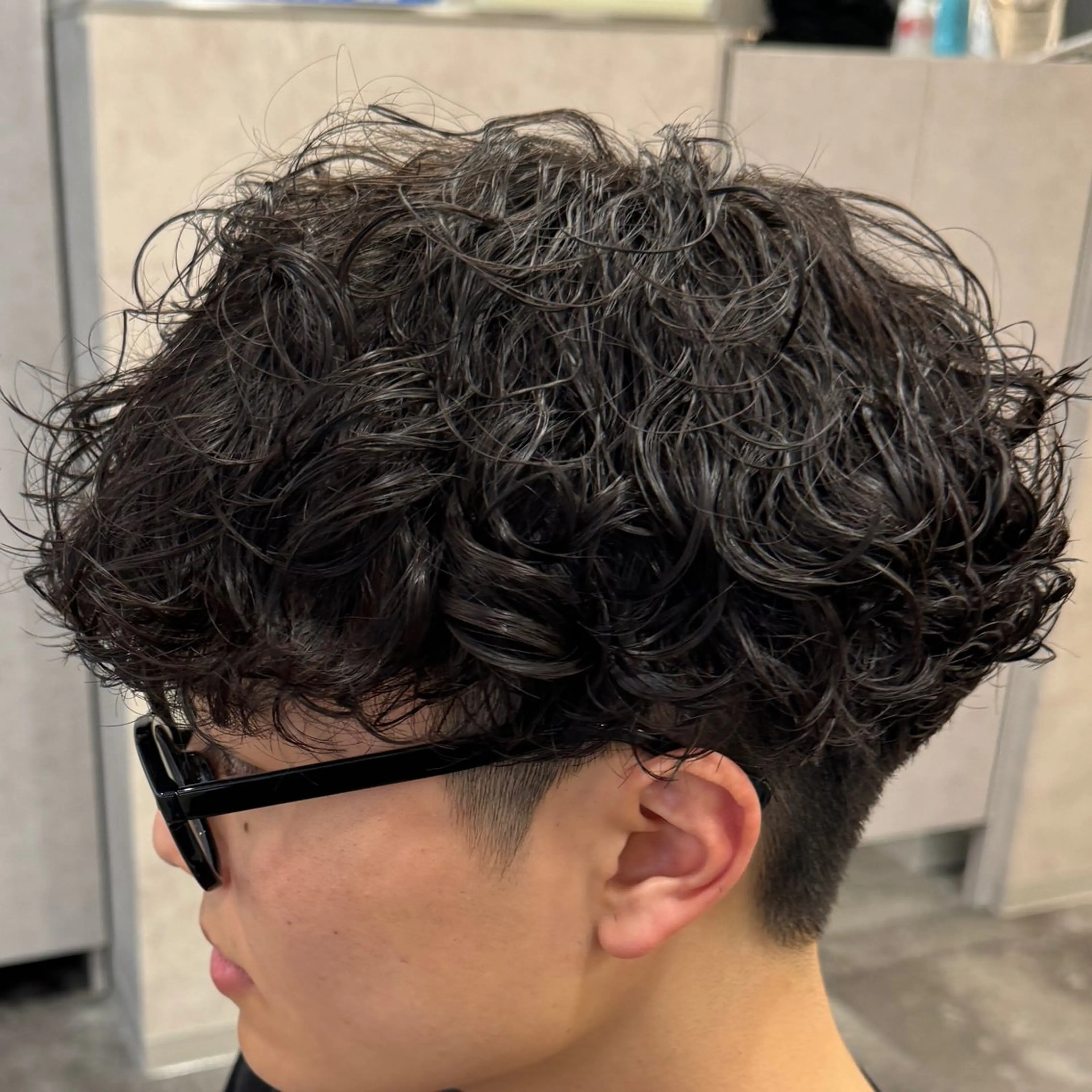 ショート パーマ メンズ メンズブリーチ メンズハイライト メンズメッシュ メンズパーマ プードルパーマ 優太朗/仙台/メンズ /波巻き/ツイスパ/のヘアスタイル