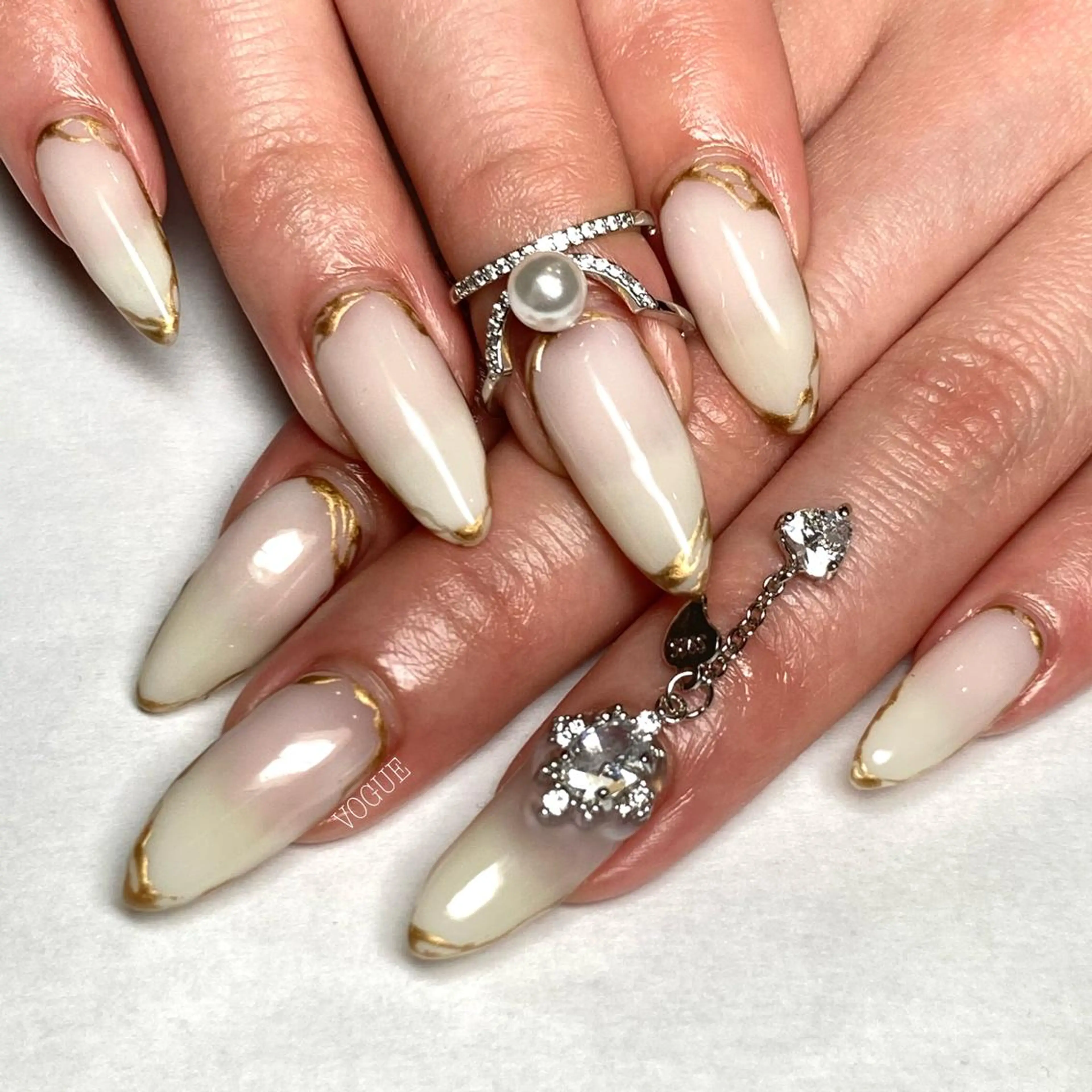 ネイル ワンカラーネイル ハンドネイル VOGUE ×SWANのネイルデザイン